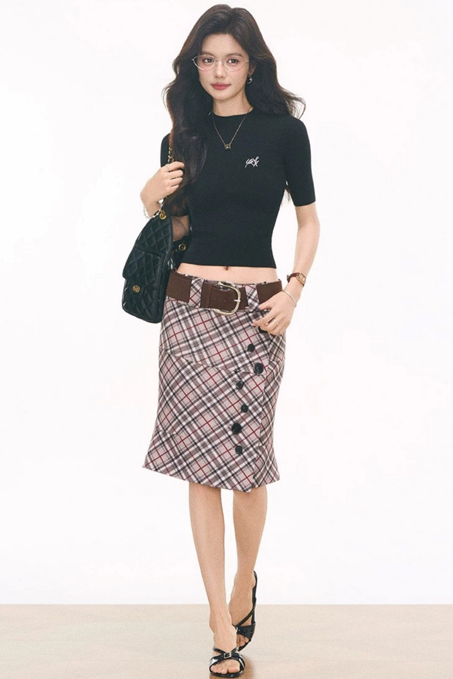 Conjunto Negro: Top Tejido y Falda de Cuadros