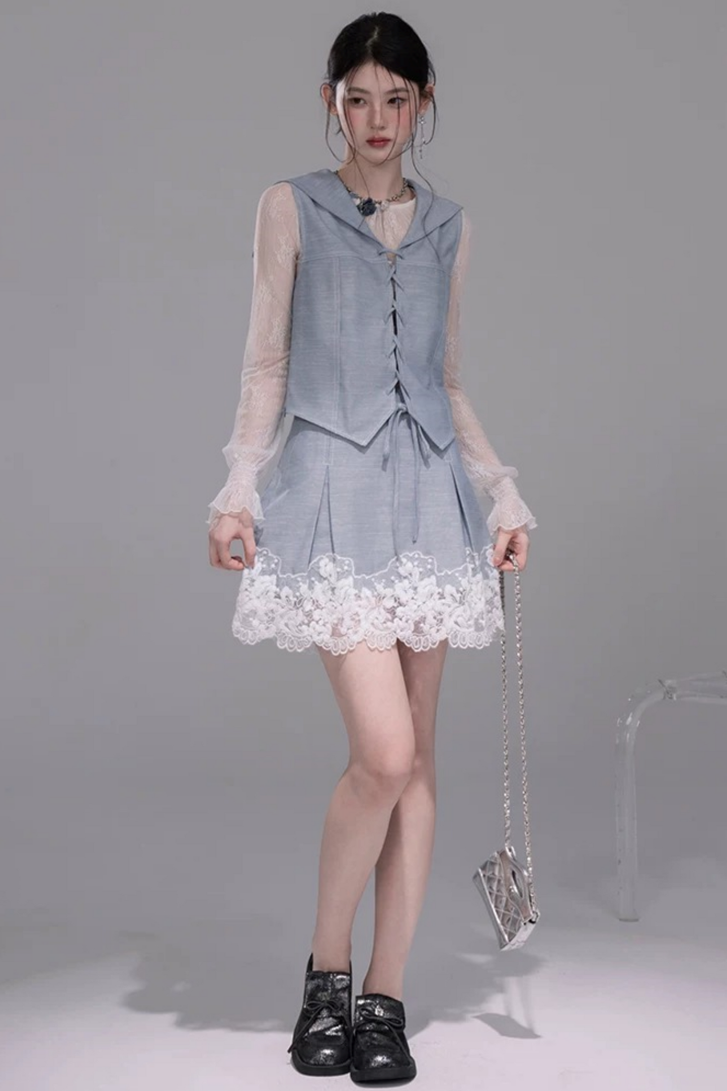 Set con gilet in pizzo color block