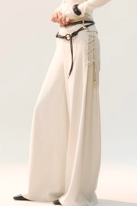 Weit geschnittene Hose mit Drapierung und Seitenband