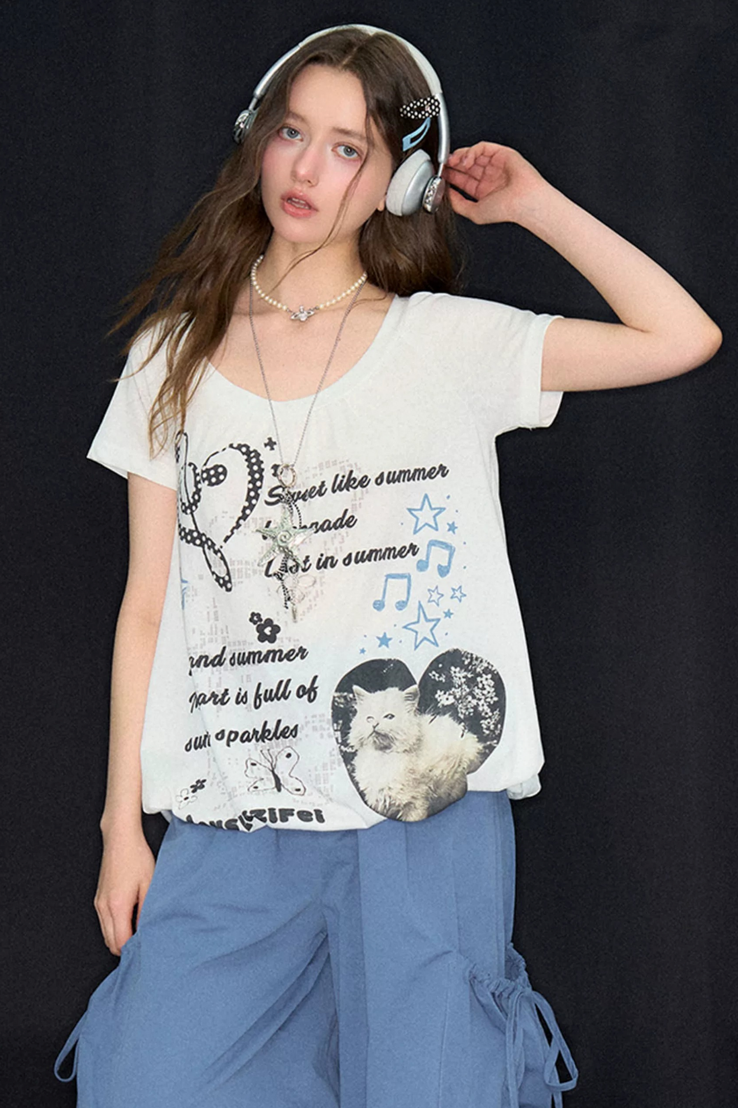 Camiseta de manga corta con cordón ajustable y estampado de gato blanco