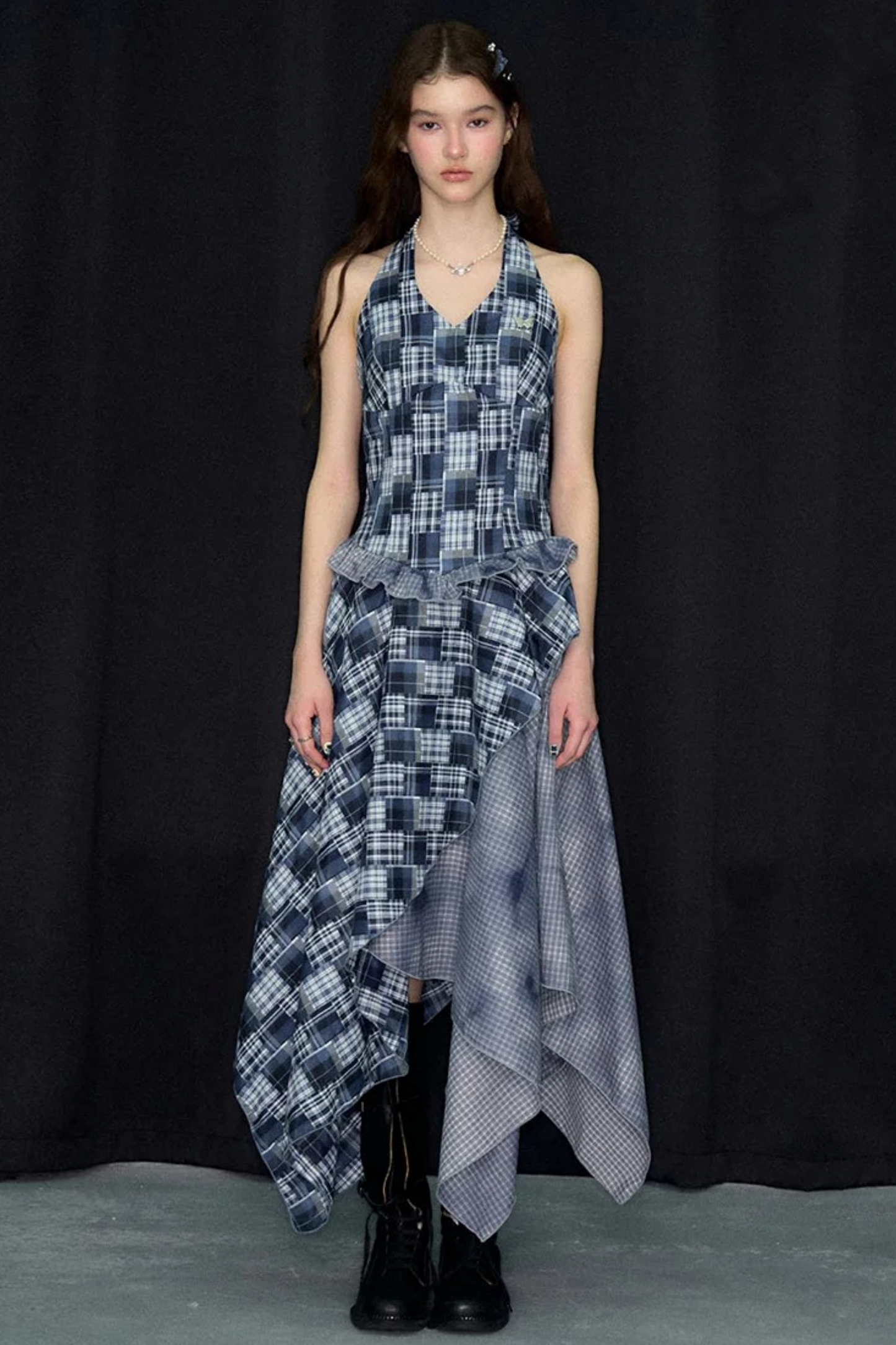 Blau kariertes asymmetrisches Neckholder-Kleid ohne Ärmel