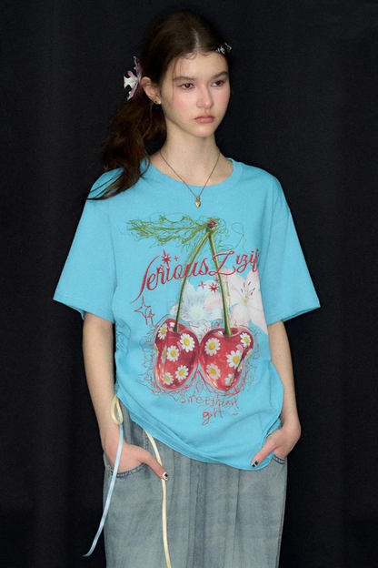Blaues Baumwoll-T-Shirt mit Kirsch- und Gänseblümchenmuster
