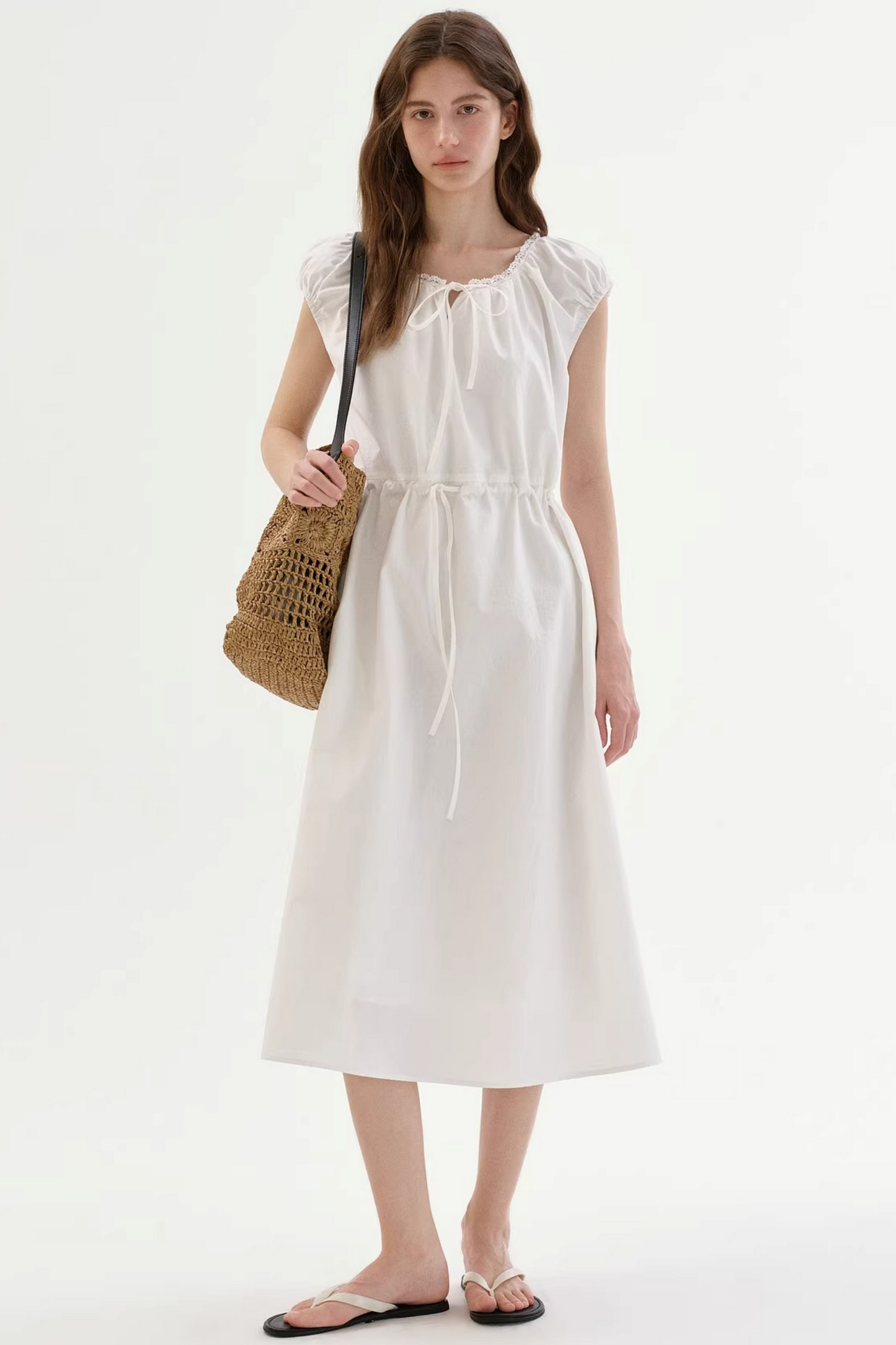 Schlank machendes Kleid mit Spitzenkragen