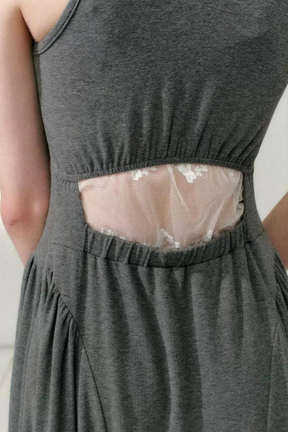 Vestido línea A irregular con escote en U en gris