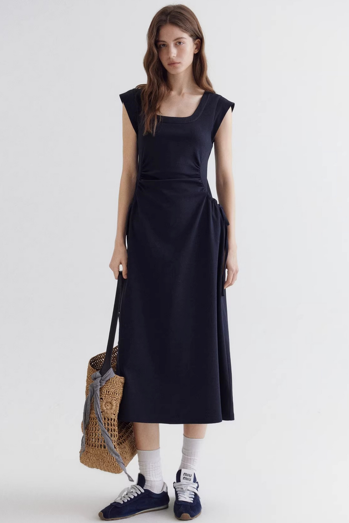 Robe à encolure carrée et taille nouée