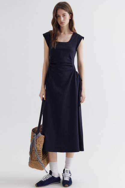 Robe à encolure carrée et taille nouée