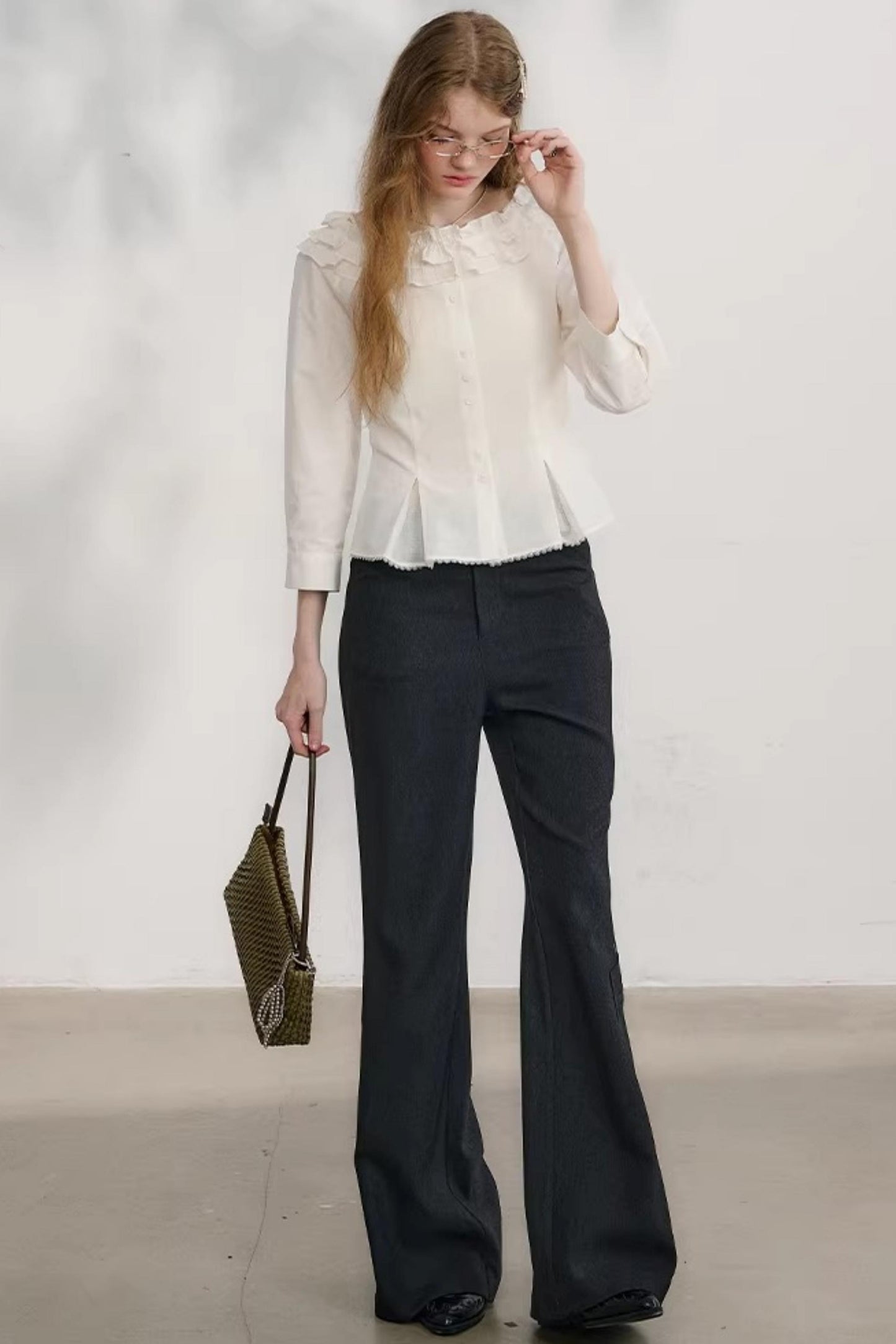 밤색 손으로 말아 올린 플레어 팬츠