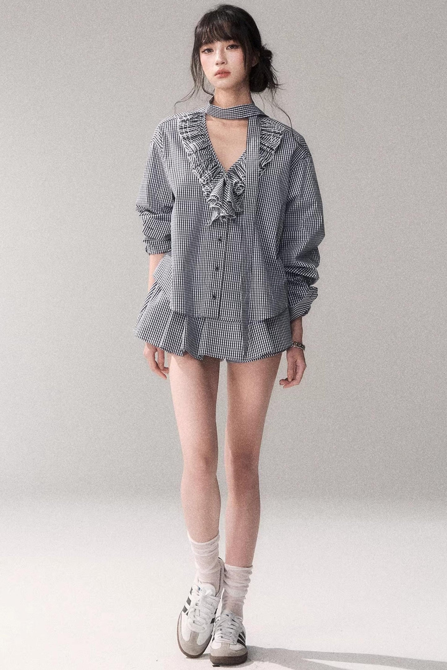 Ensemble chemise à carreaux bleus et dentelle