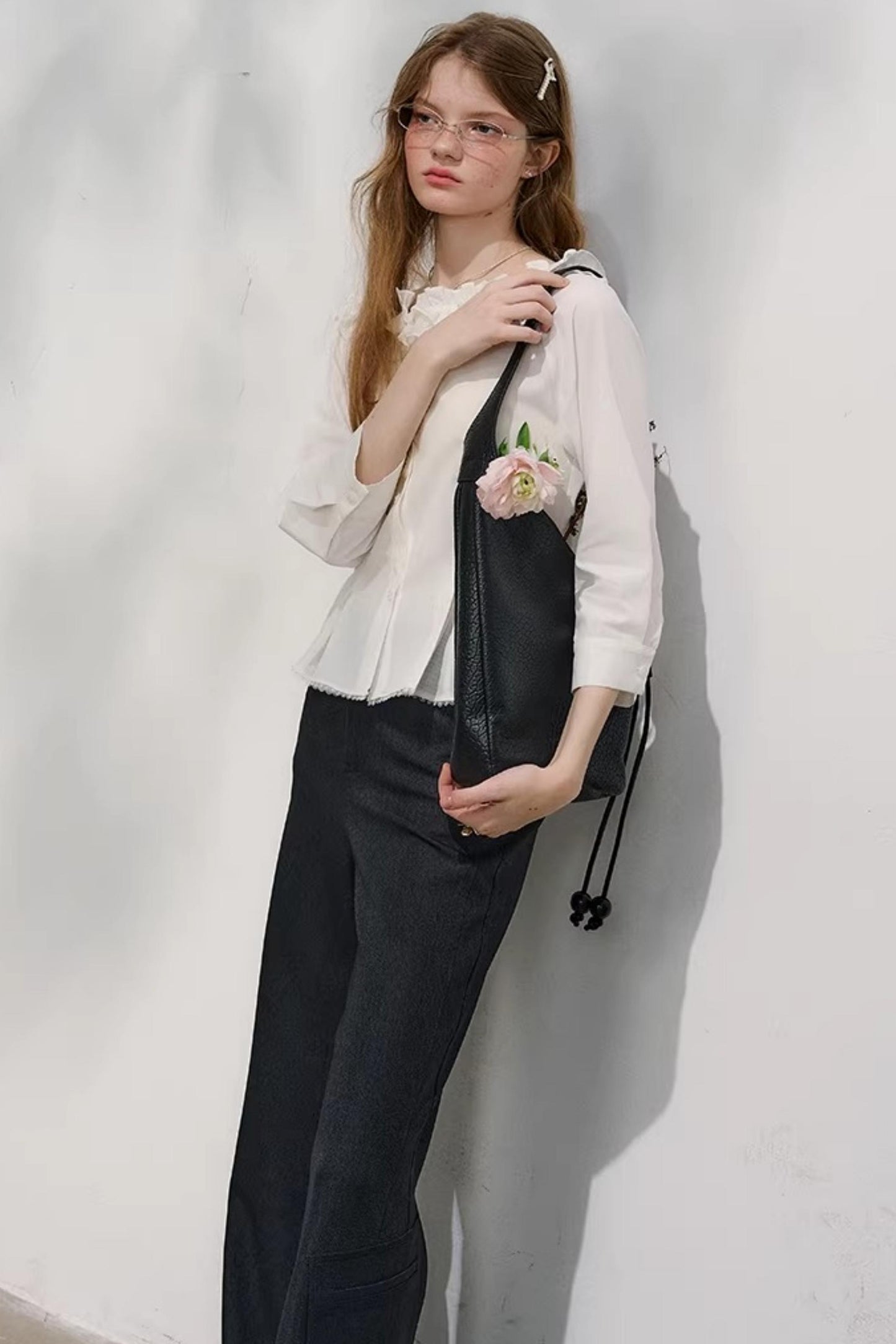 밤색 손으로 말아 올린 플레어 팬츠