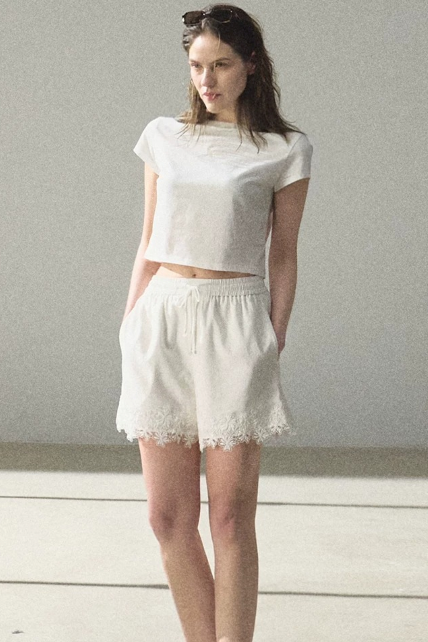 Lyocell-Spitzenhose mit weitem Bein