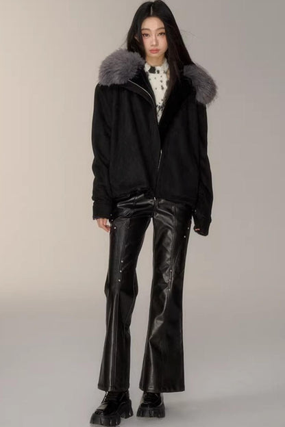 Veste noire en daim à col en fourrure