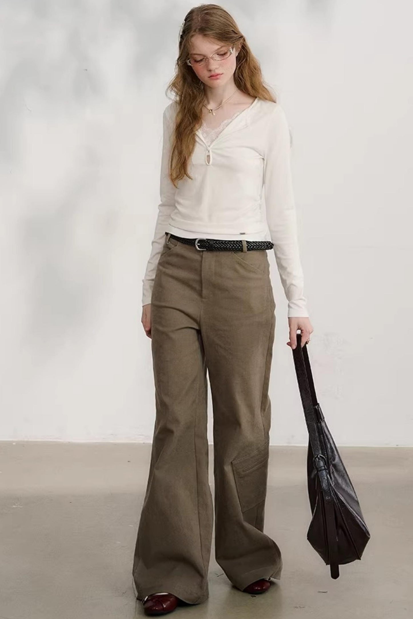 밤색 손으로 말아 올린 플레어 팬츠