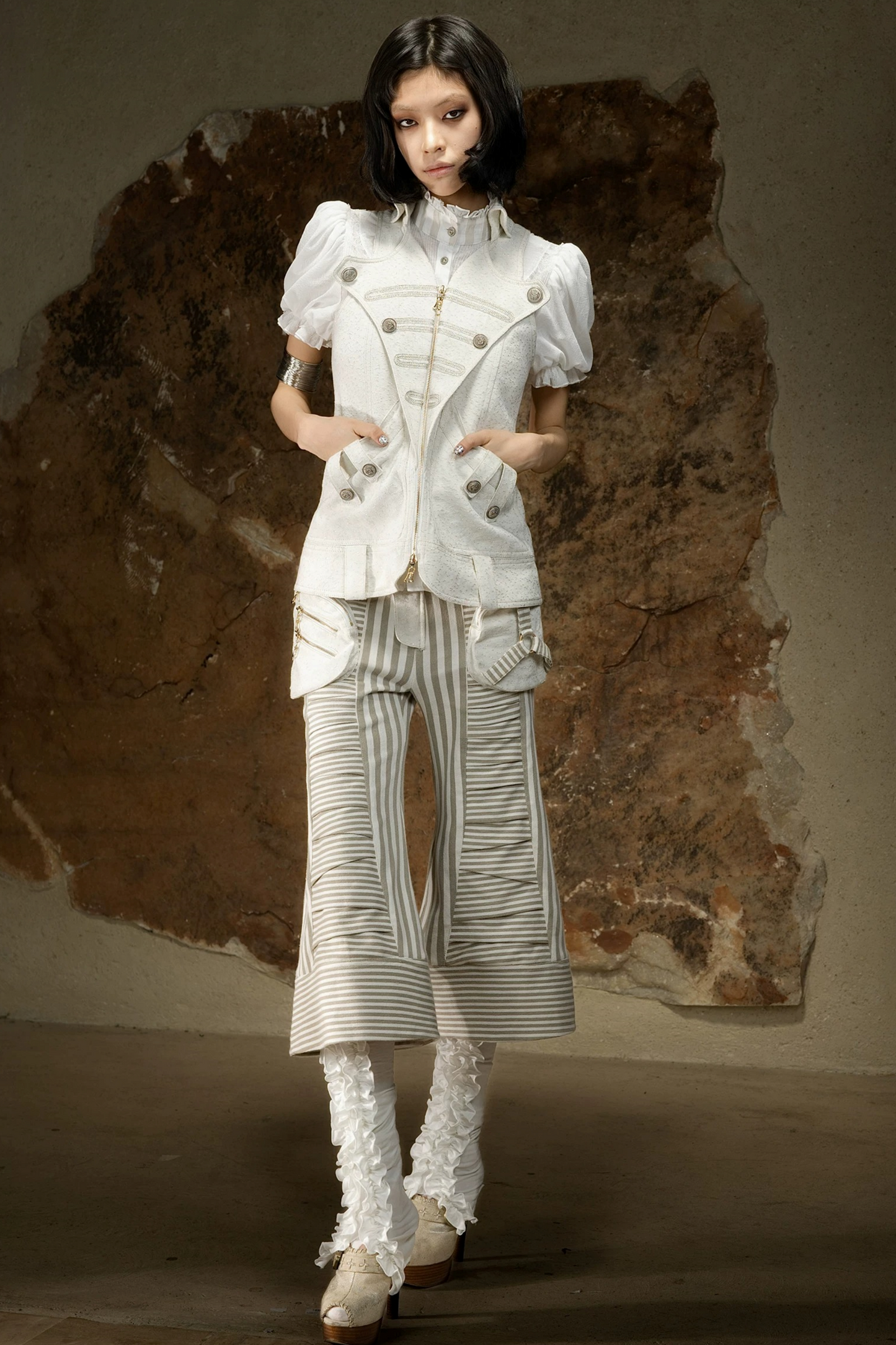 Maglia gotica senza maniche con scollo all’americana