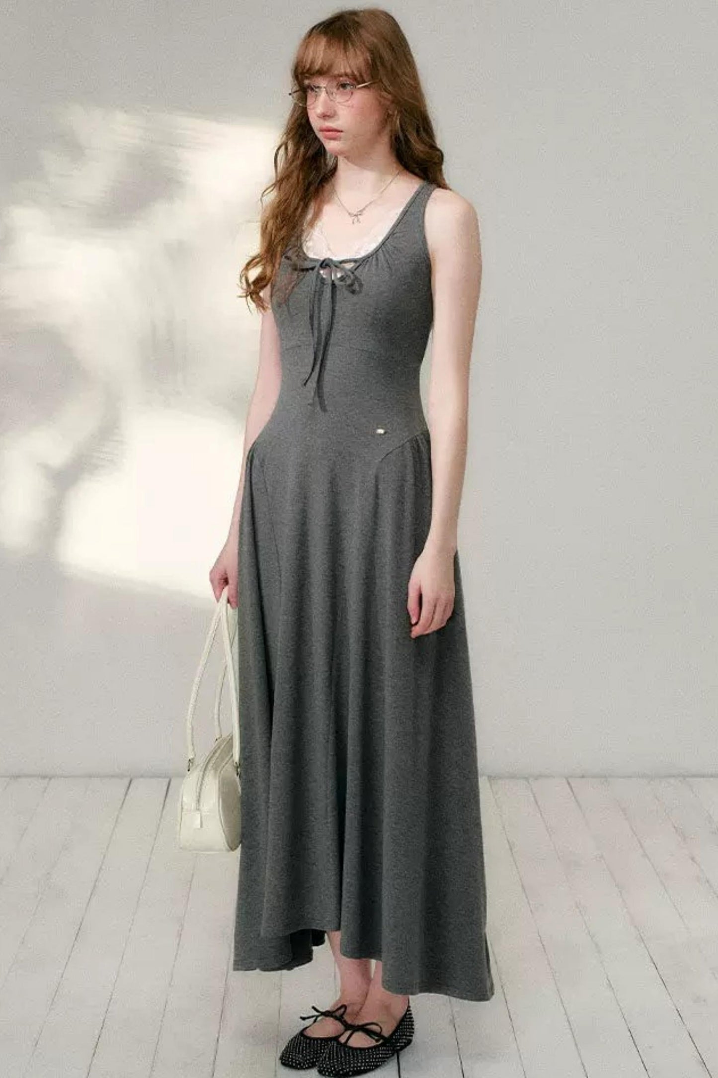Vestido línea A irregular con escote en U en gris