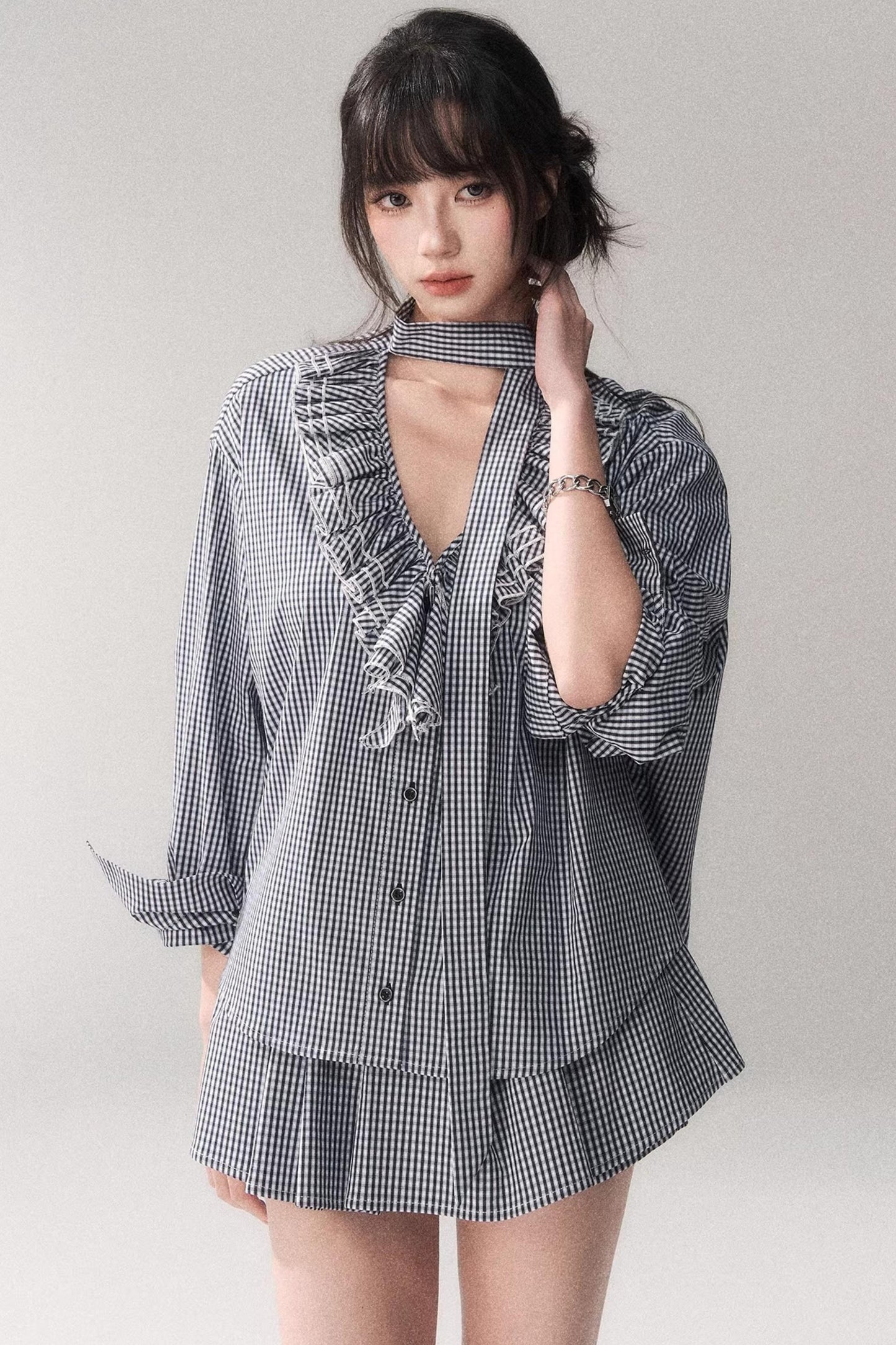 Ensemble chemise à carreaux bleus et dentelle