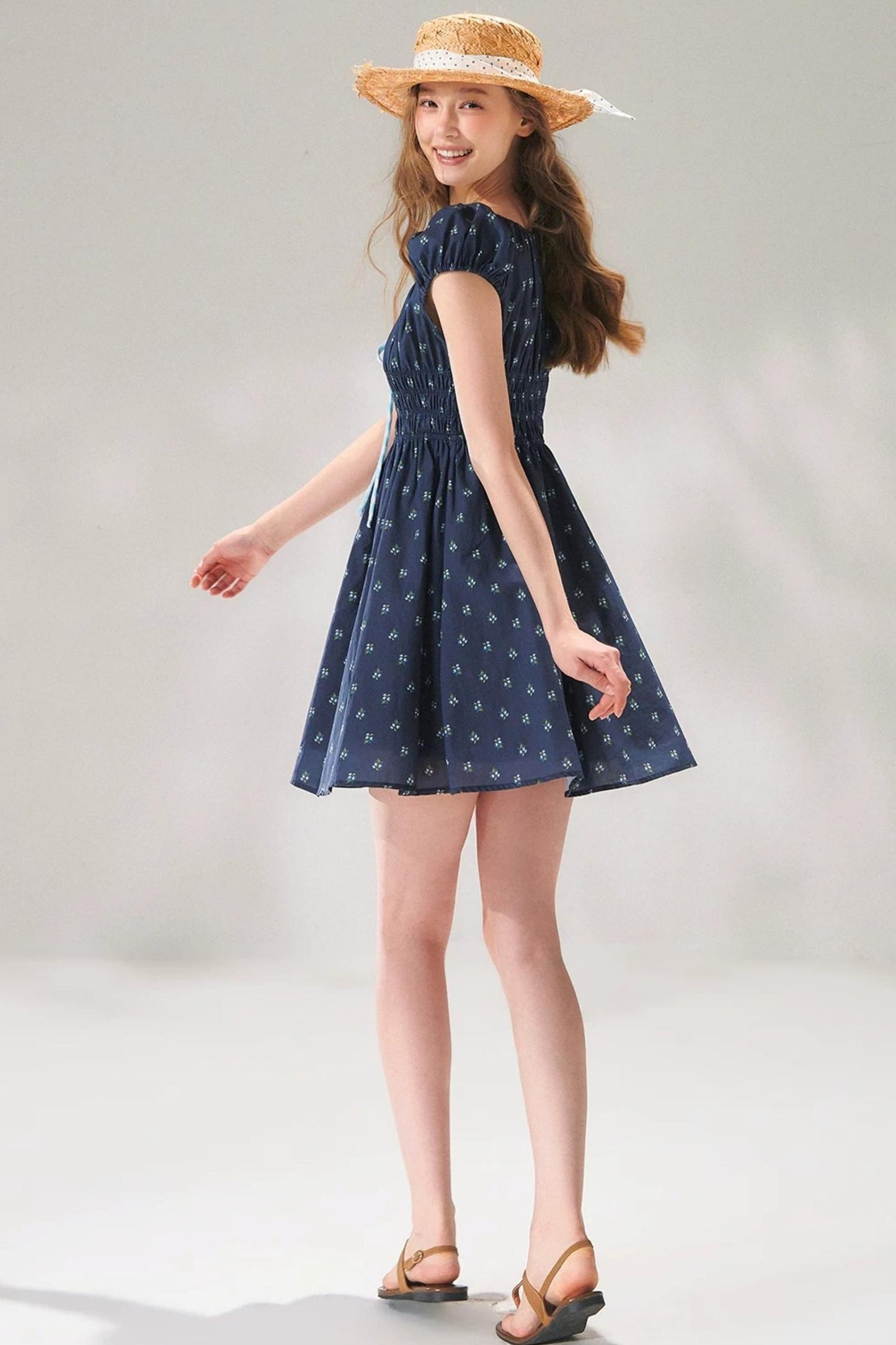 Abito floreale blu navy con lacci