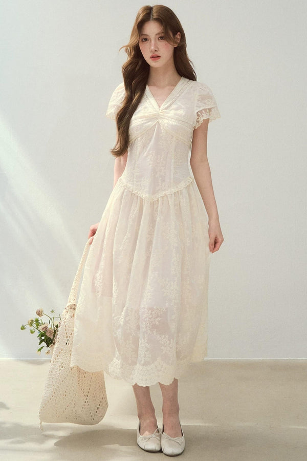 Vestido de encaje con cintura ceñida estilo luz de sol