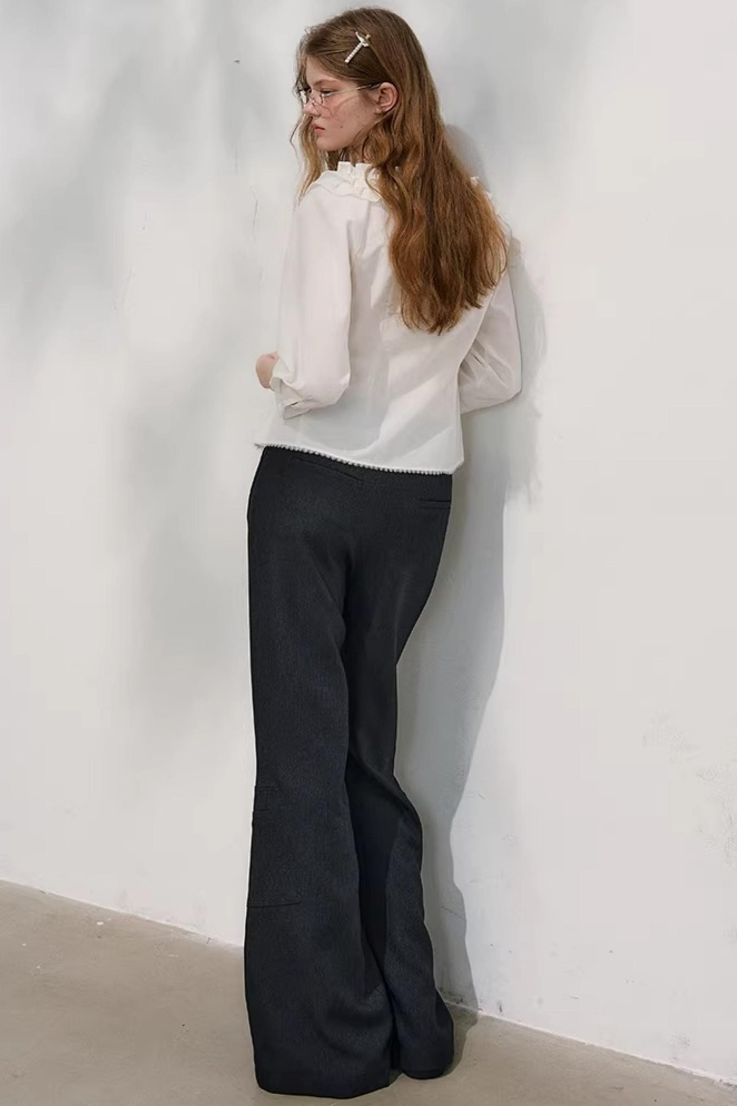 밤색 손으로 말아 올린 플레어 팬츠