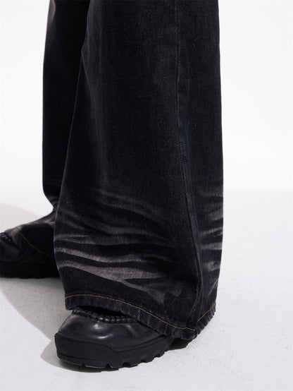 Leicht ausgestellte Jeanshosen schlankern