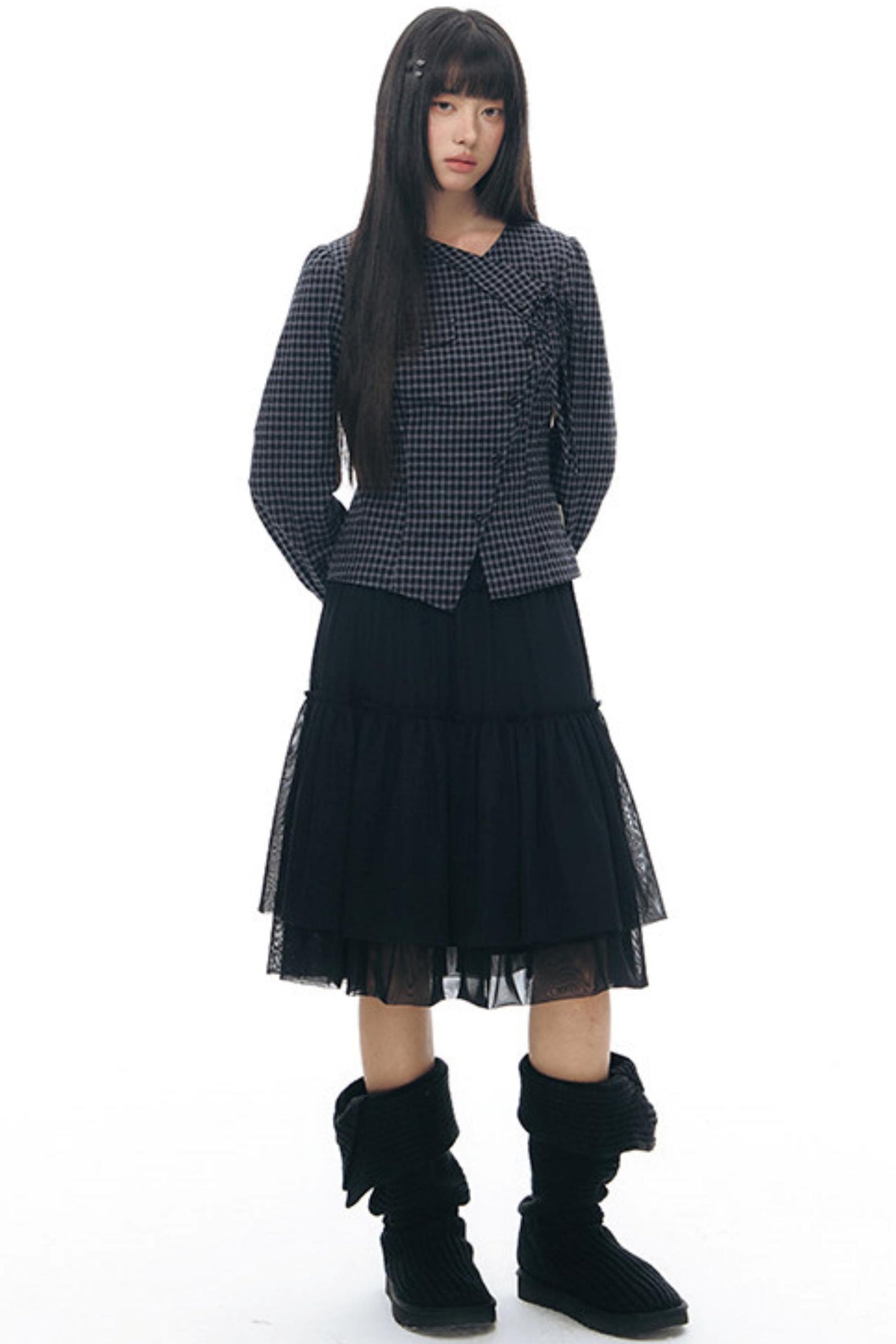 Anordnung aus diagonal kariertem Hemd und Blumenrock