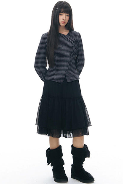 Anordnung aus diagonal kariertem Hemd und Blumenrock