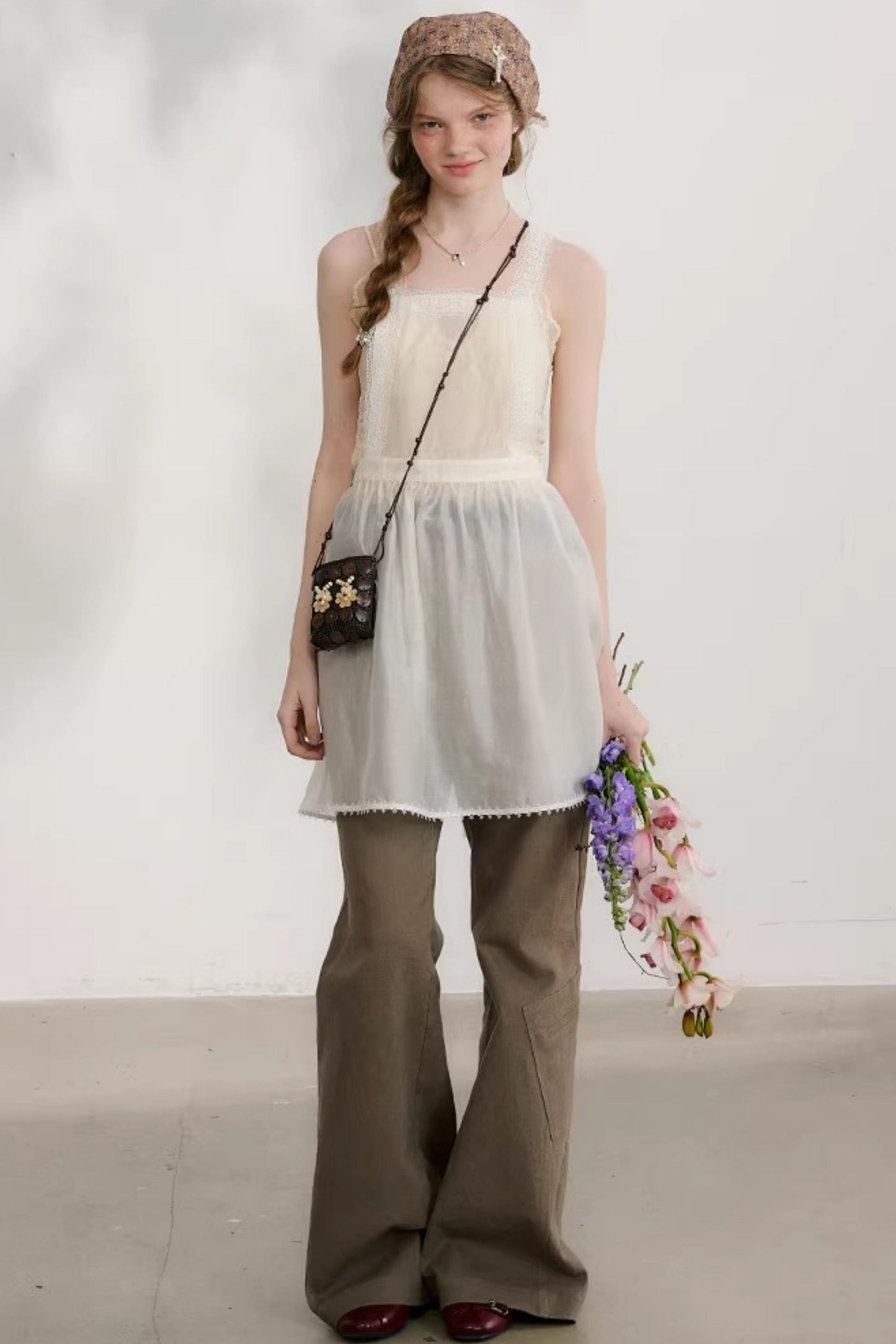 밤색 손으로 말아 올린 플레어 팬츠