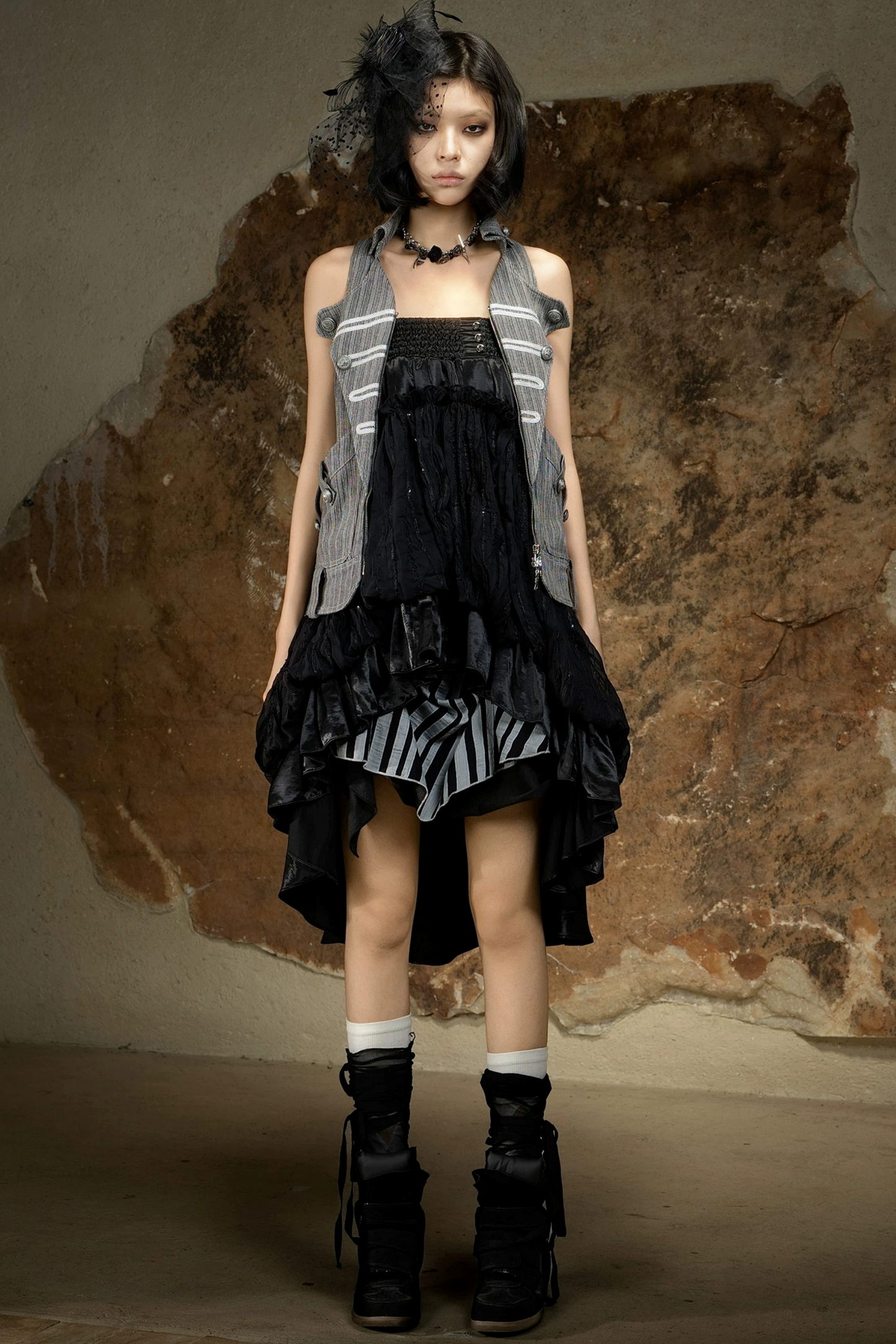 Maglia gotica senza maniche con scollo all’americana
