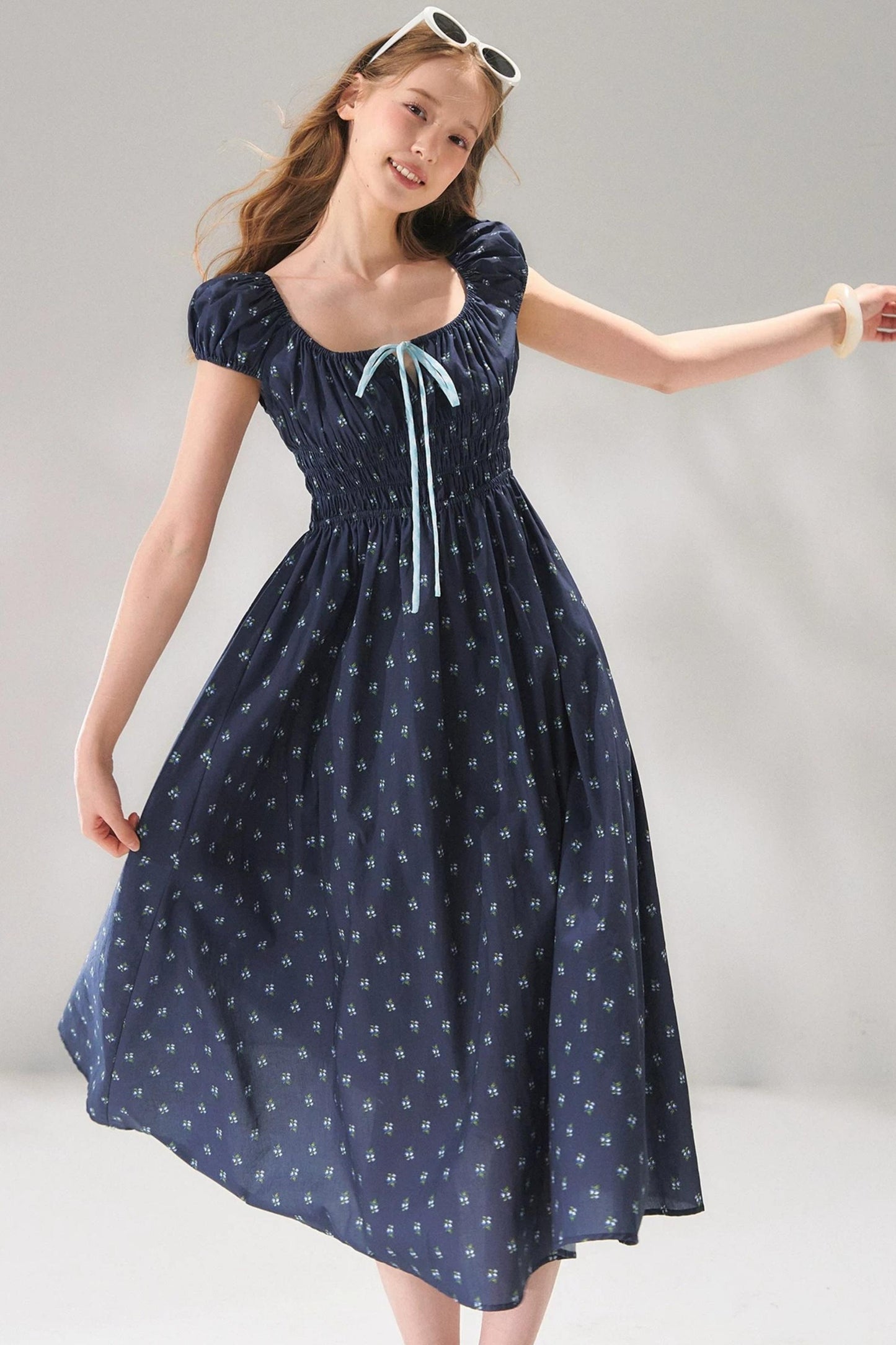 Abito floreale blu navy con lacci