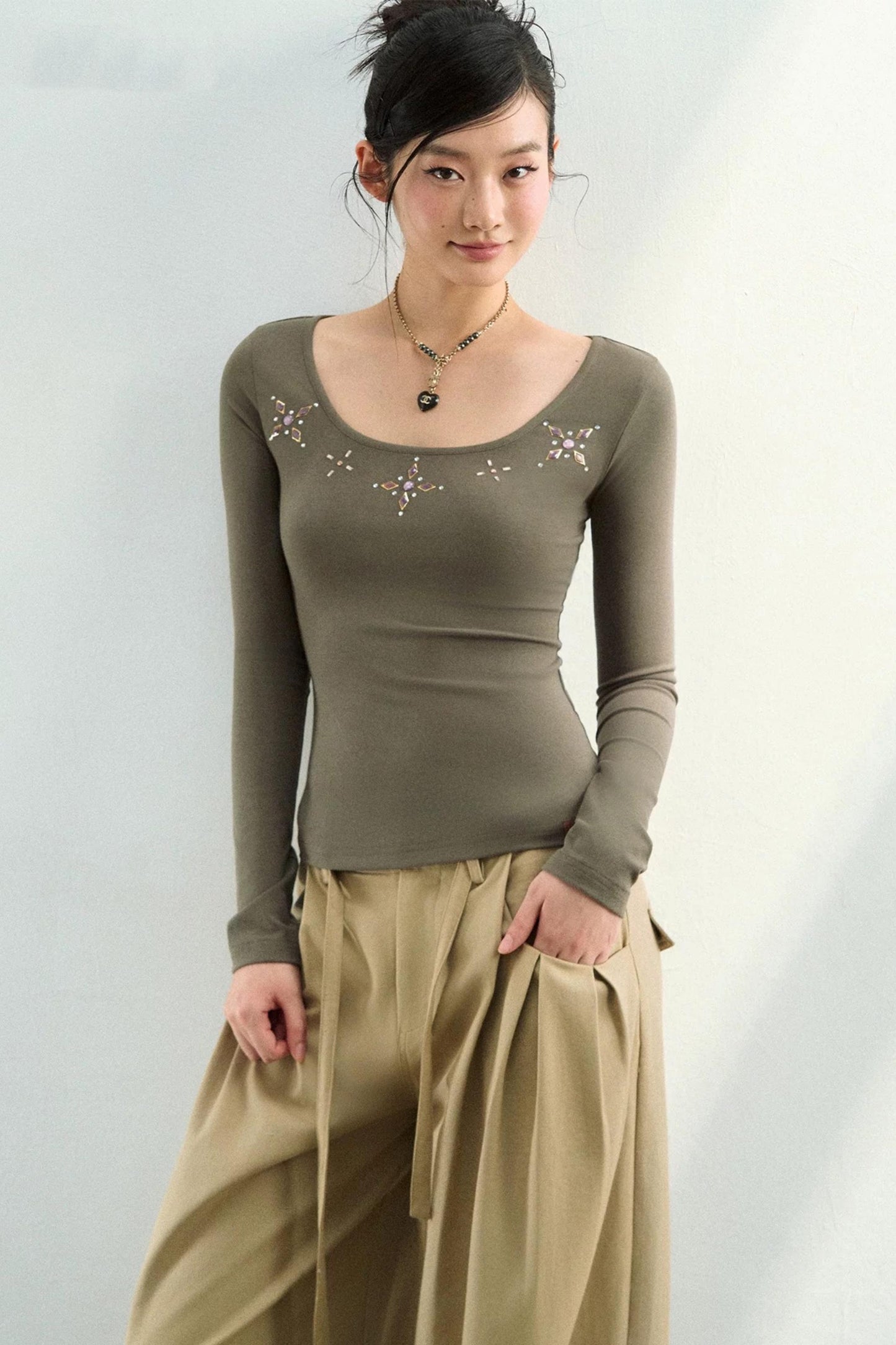 Französisches Strickoberteil mit Strasssteinen