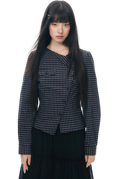 Anordnung aus diagonal kariertem Hemd und Blumenrock