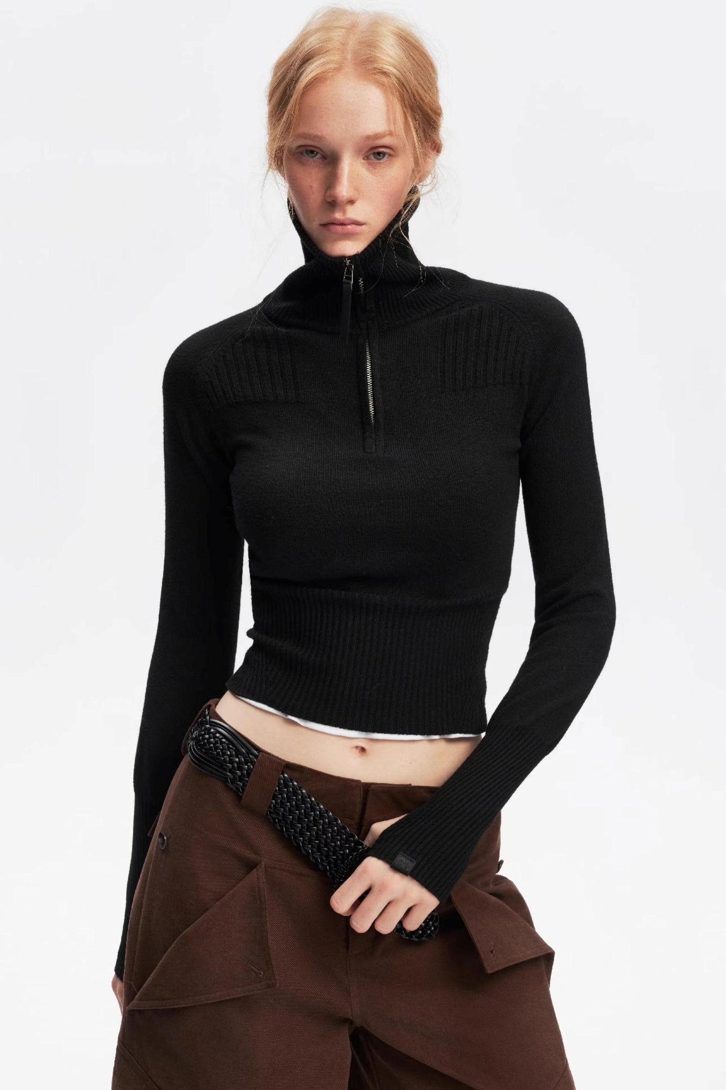 Half-Turtleneck Zip-Up Knitted Design Top