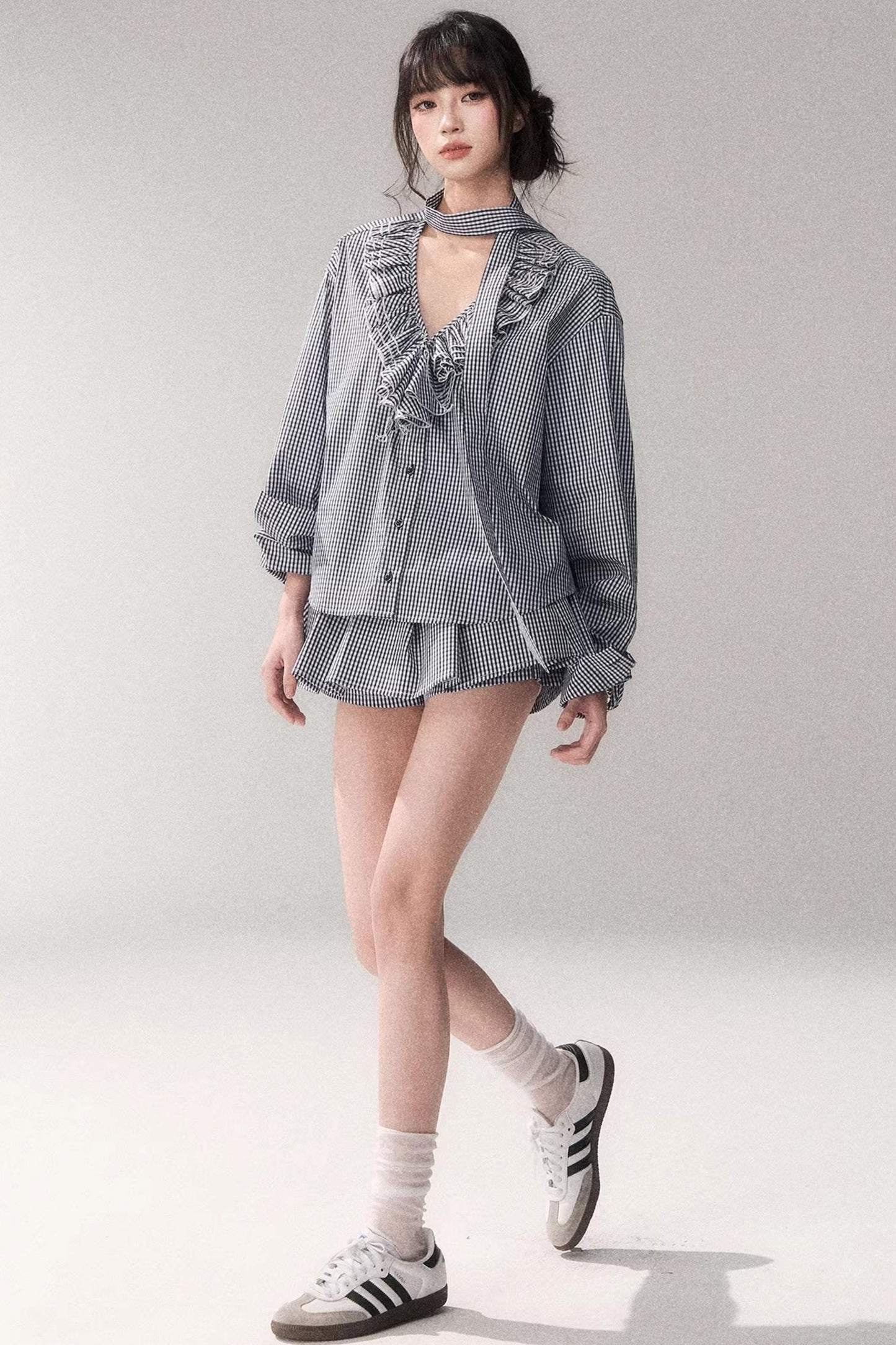 Ensemble chemise à carreaux bleus et dentelle