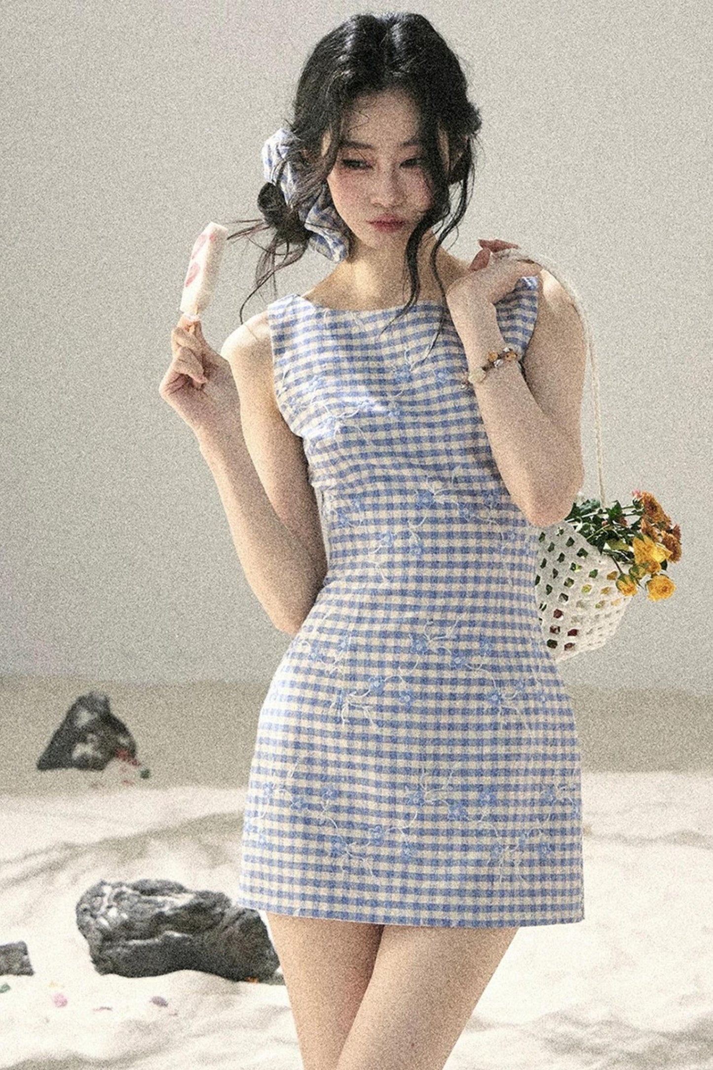 Robe d’été à carreaux avec broderie