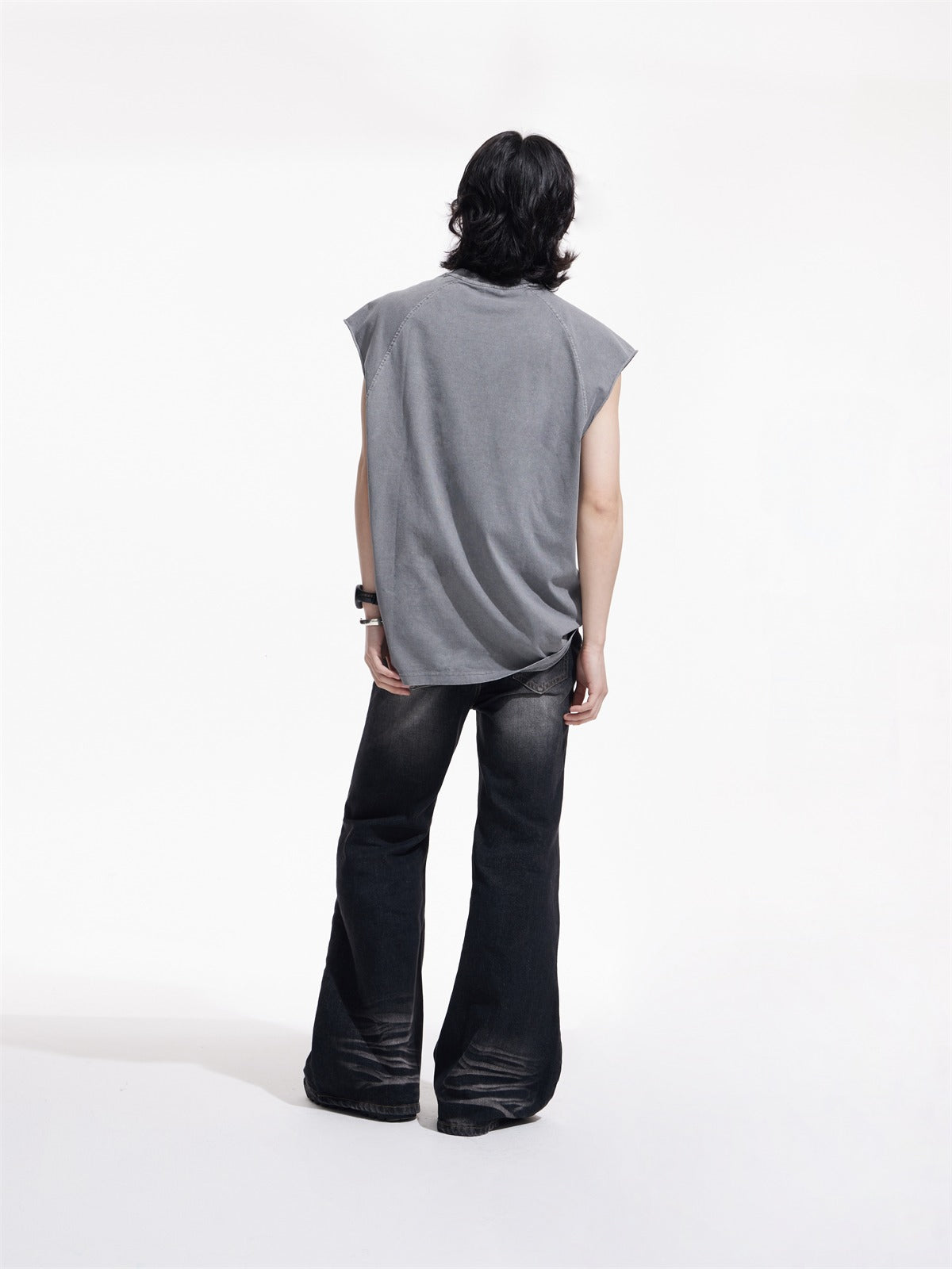 Leicht ausgestellte Jeanshosen schlankern