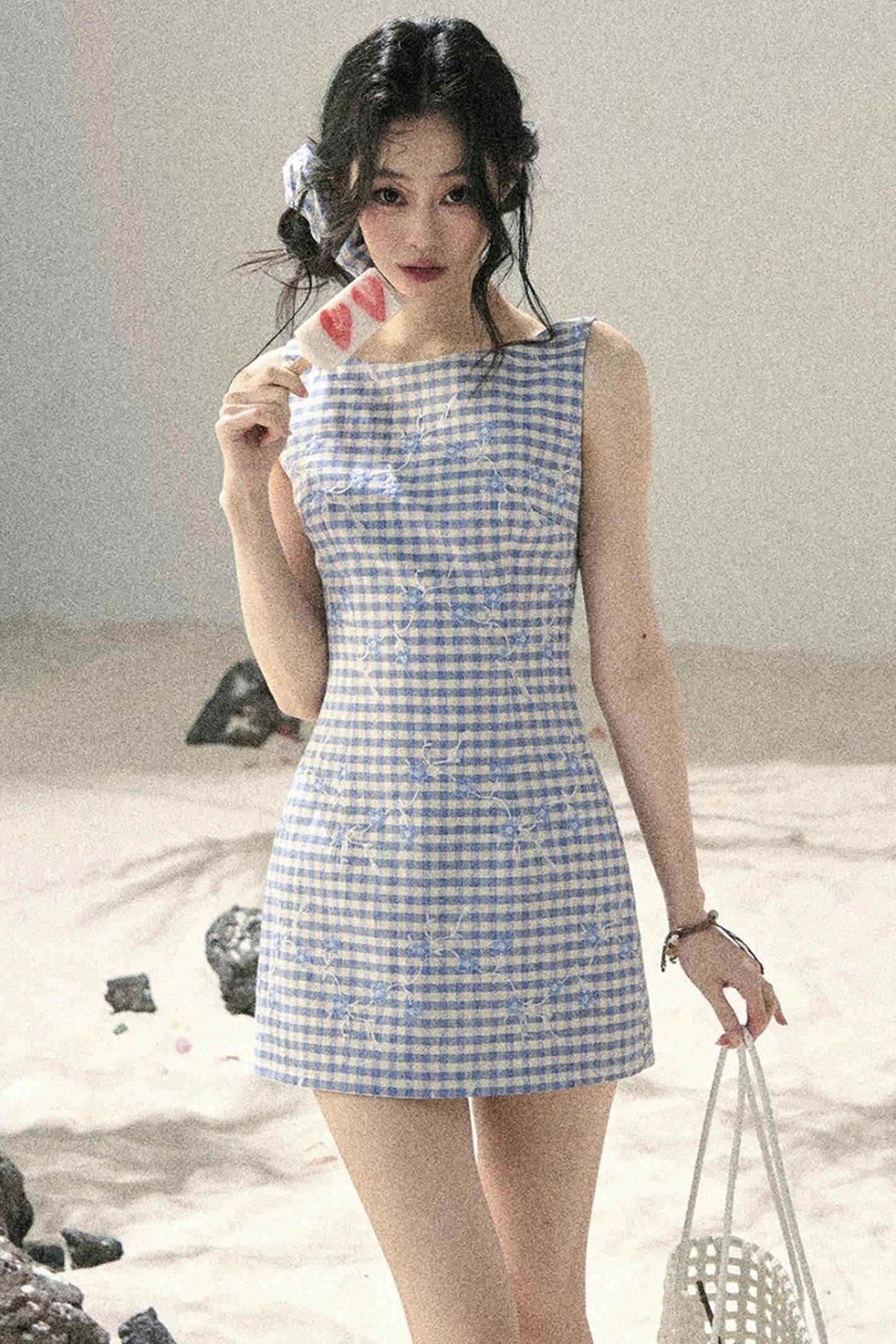 Robe d’été à carreaux avec broderie