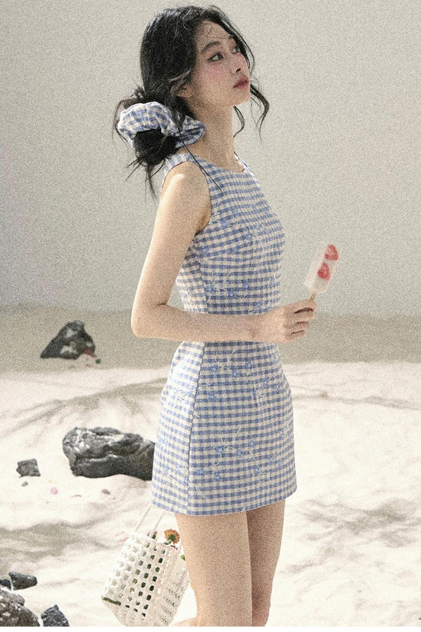 Robe d’été à carreaux avec broderie