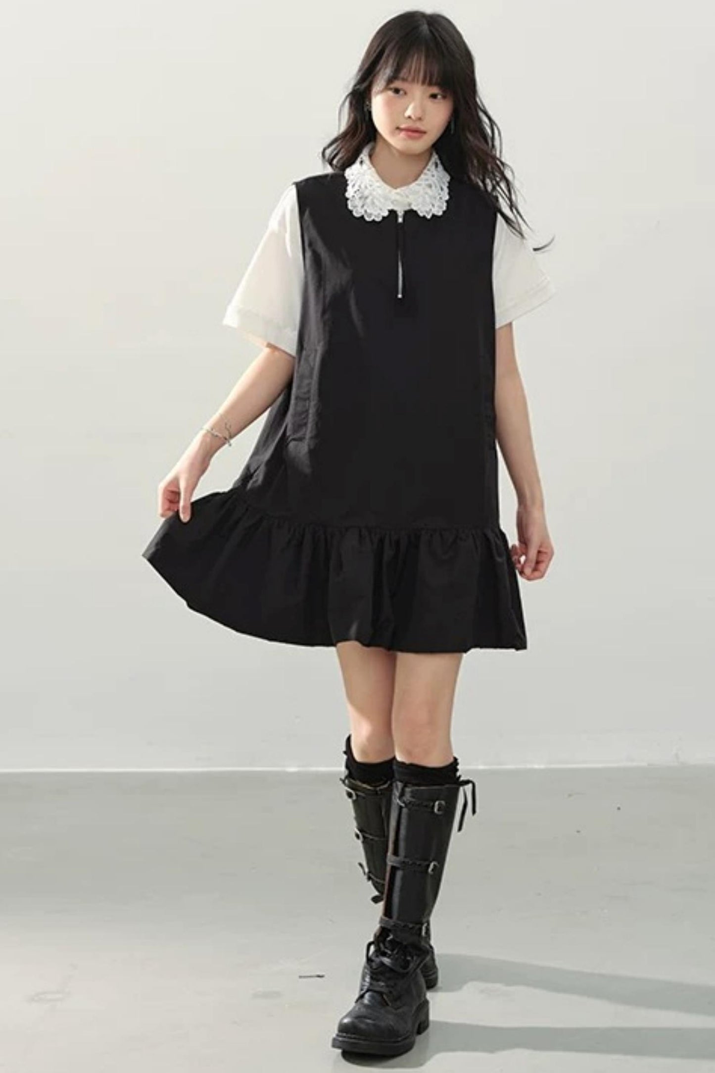 Vestido negro con cremallera y bajo con volantes