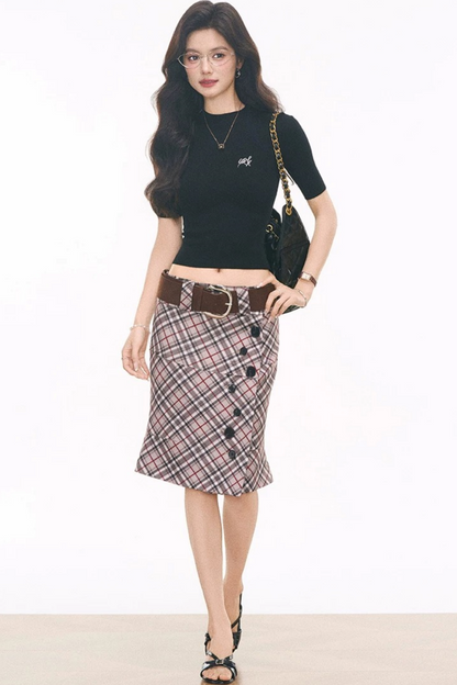 Conjunto Negro: Top Tejido y Falda de Cuadros