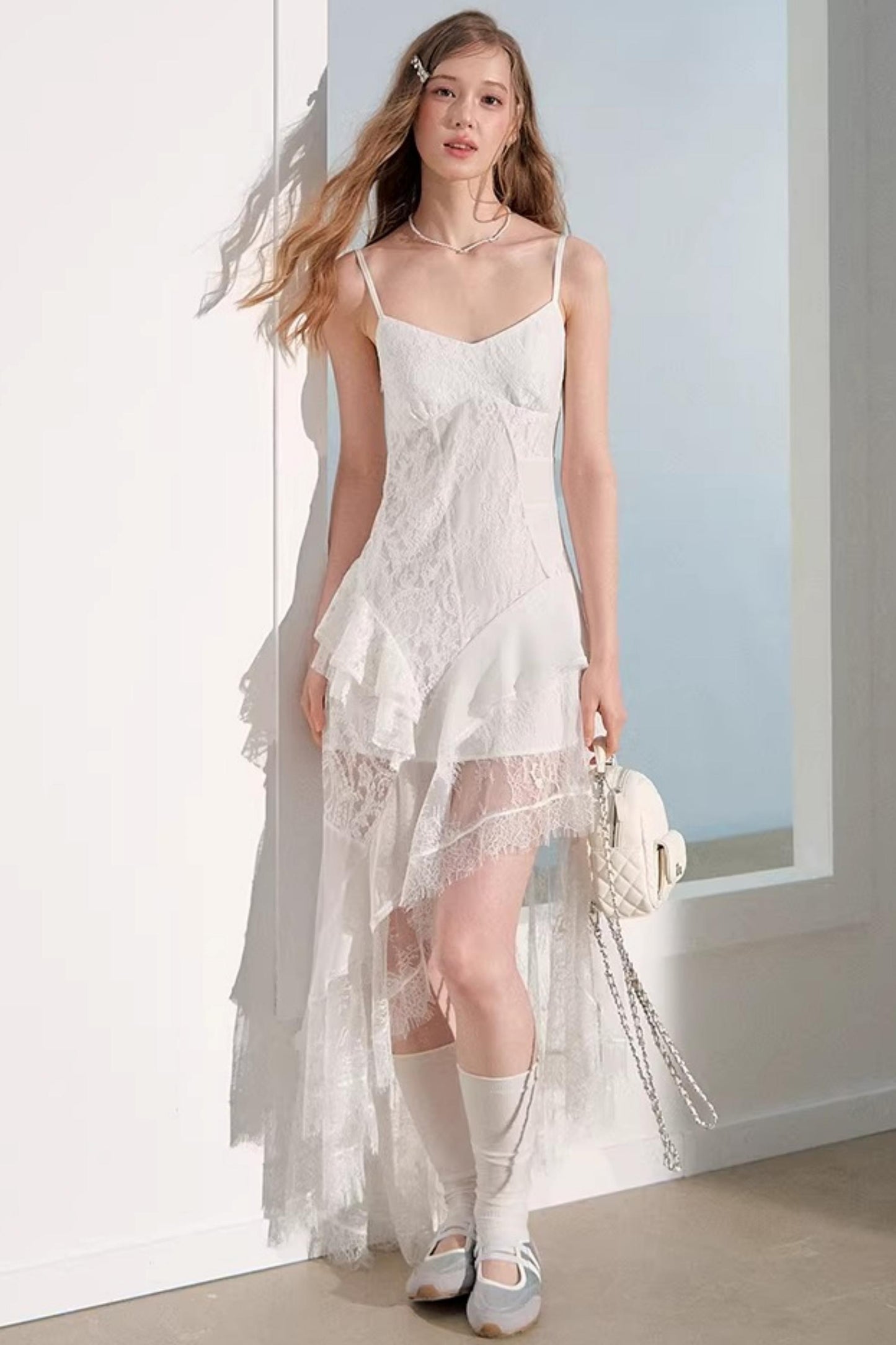 Weißes asymmetrisches Spitzenkleid