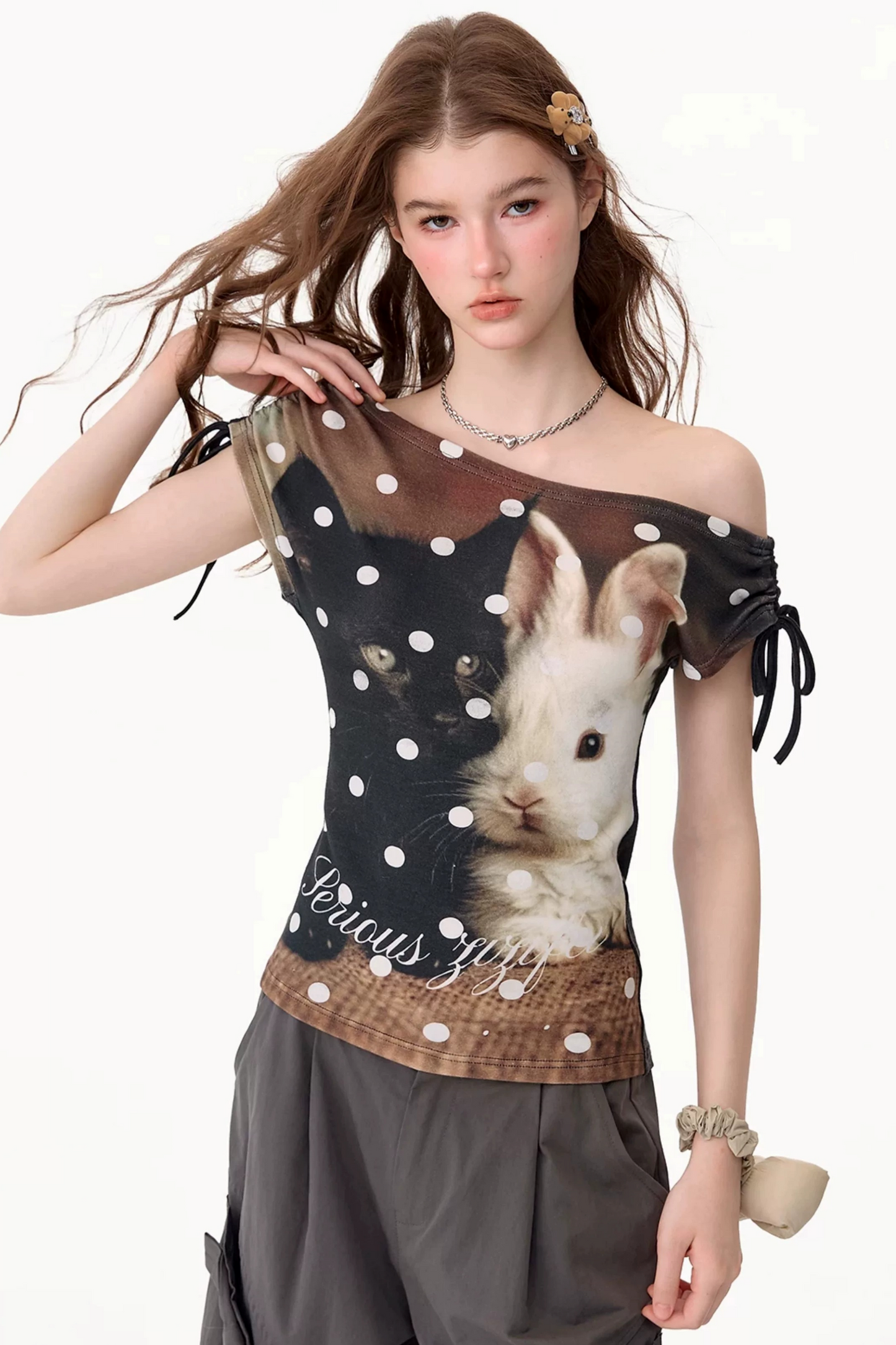 Maglia con stampa a pois con gatto e coniglio