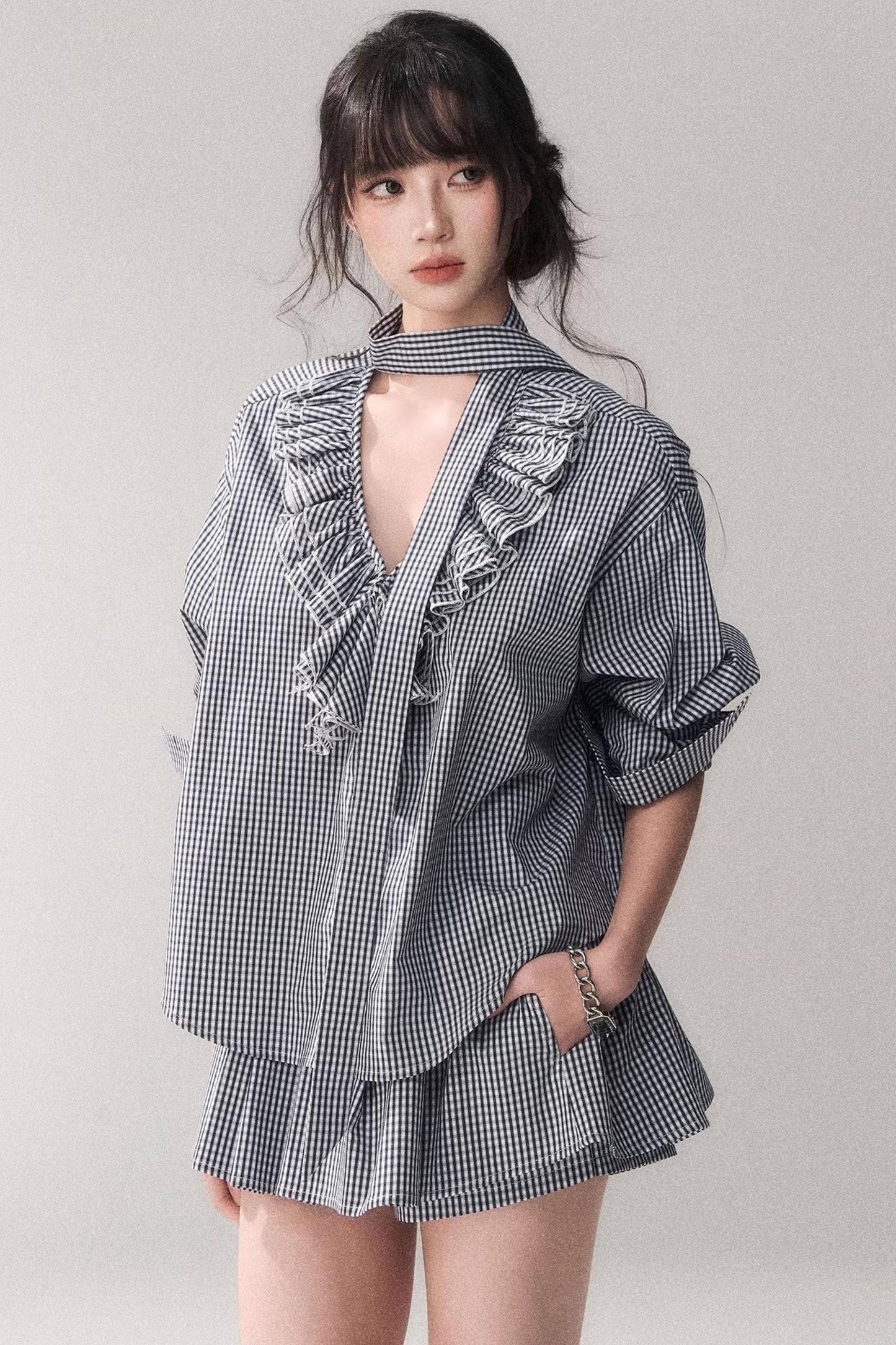 Ensemble chemise à carreaux bleus et dentelle