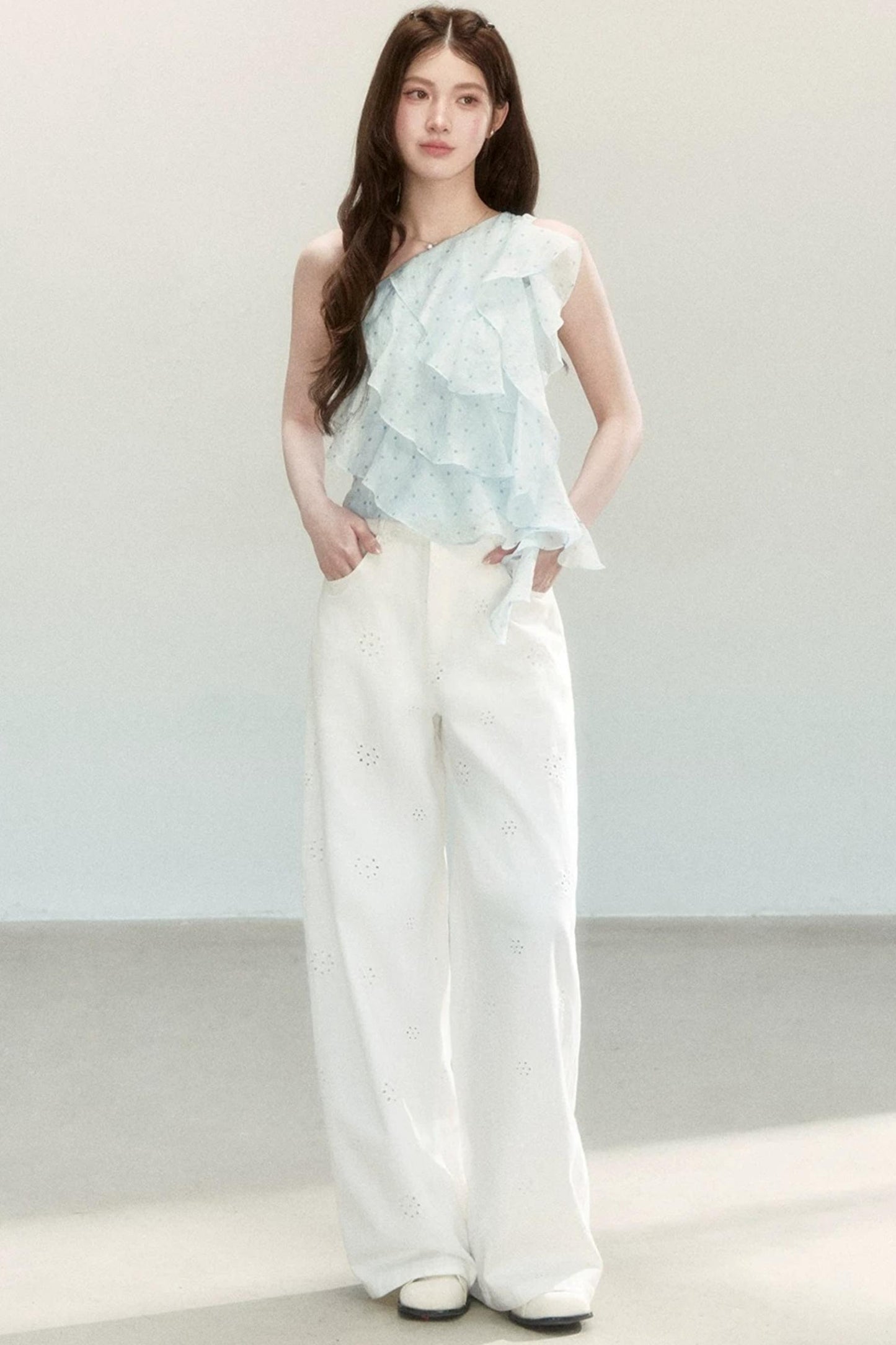 Blusa a pois in tessuto leggero con volant