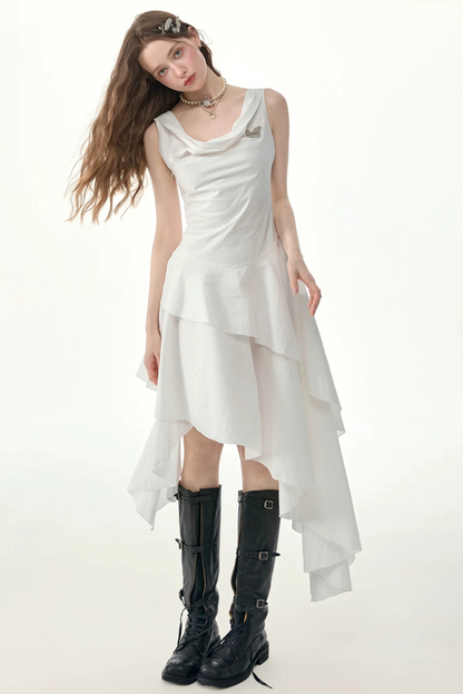 Weißes Kleid mit Wasserfallausschnitt und unregelmäßigem Saum