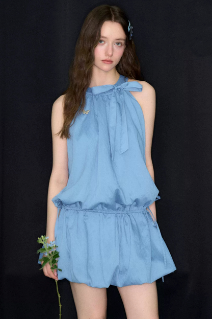 Blaues ärmelloses Kleid mit Neckholder und Schleife