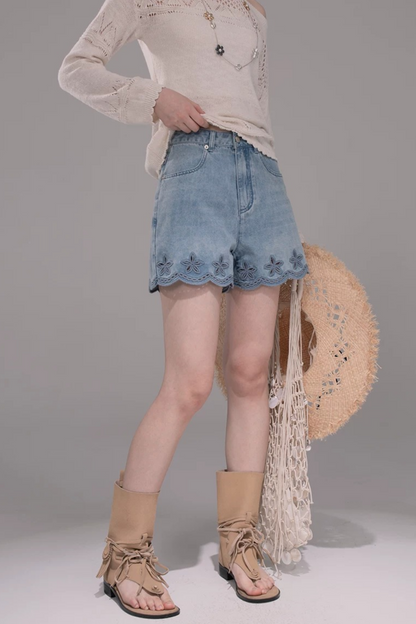 Pantaloni in denim lavato con ricamo laser