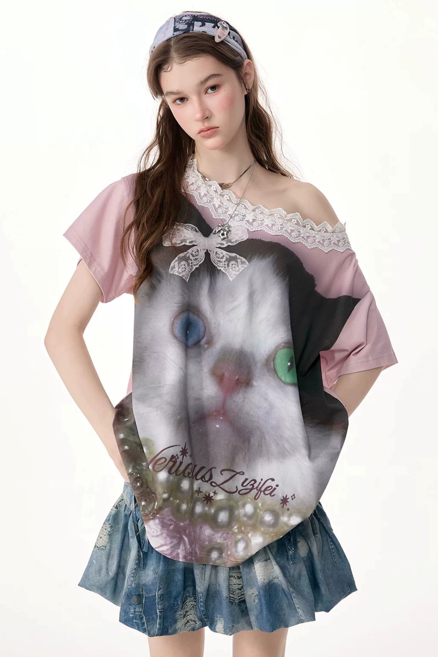 Weit geschnittenes T-Shirt mit Katzenprint und Spitzenkragen