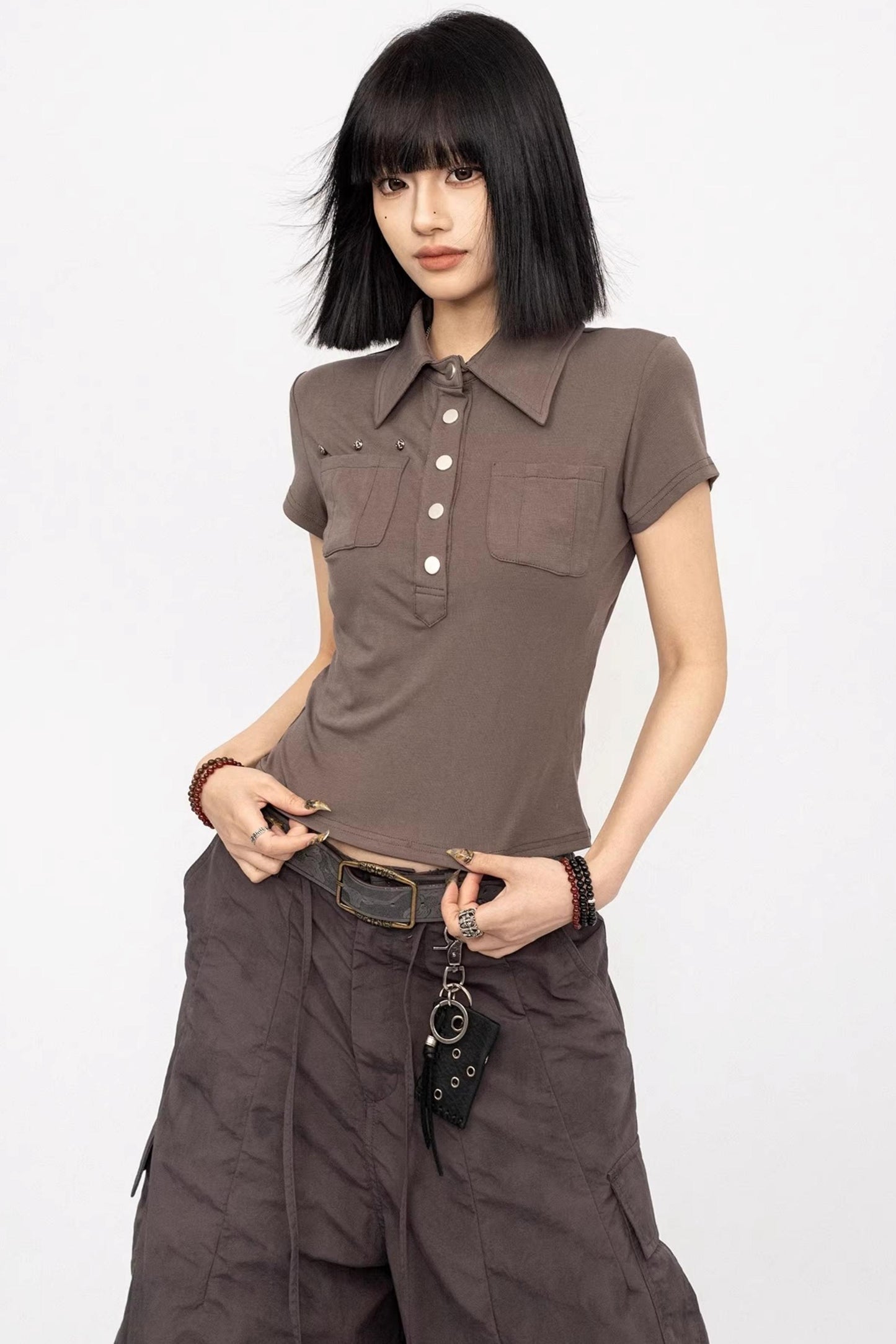 Schwarzes, taillenumspielendes T-Hemd