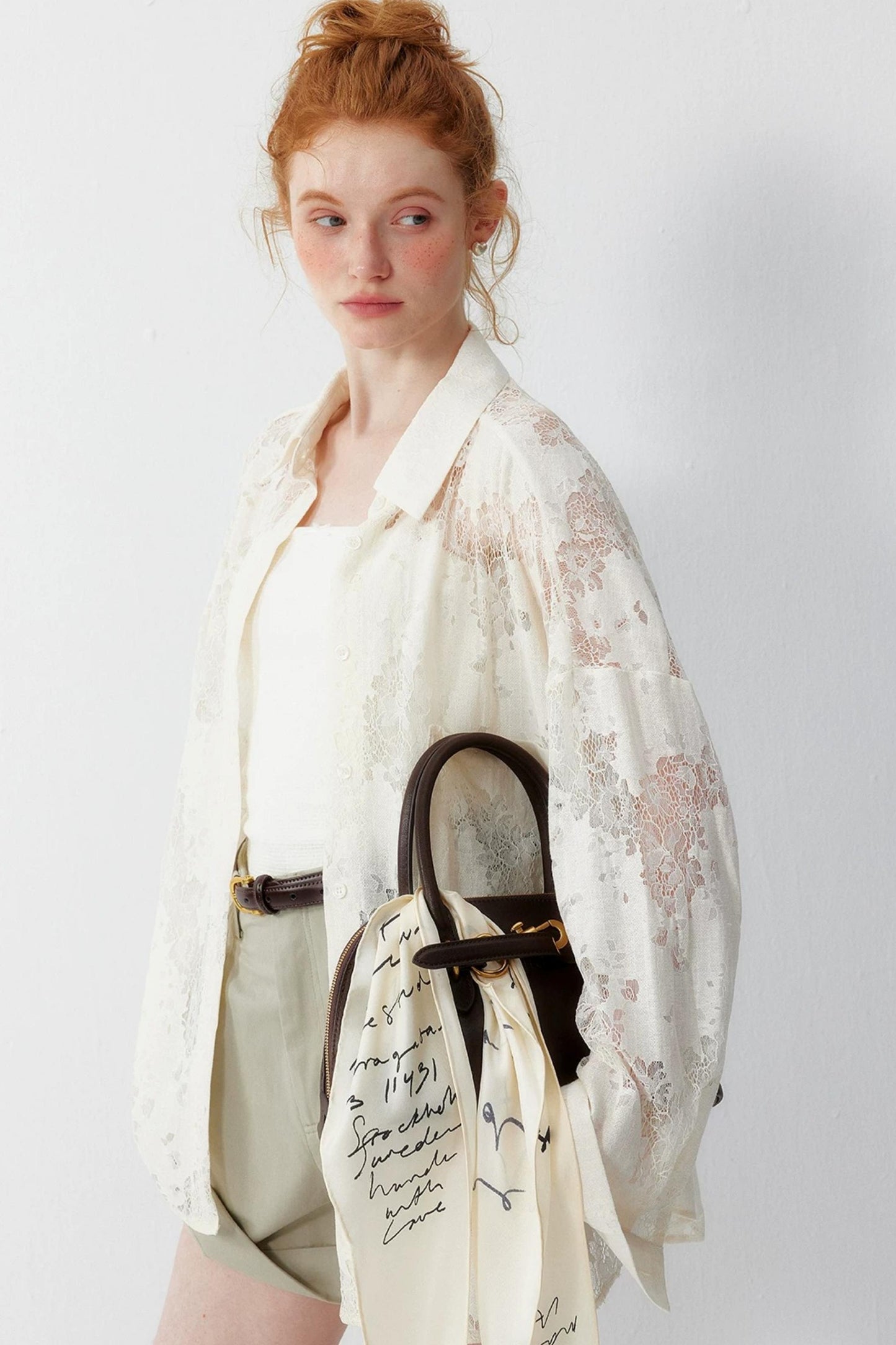 Blusa floreale in pizzo bianco sporco