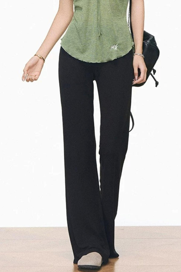 Conjunto de top verde con cordón ajustable y pantalones acampanados negros