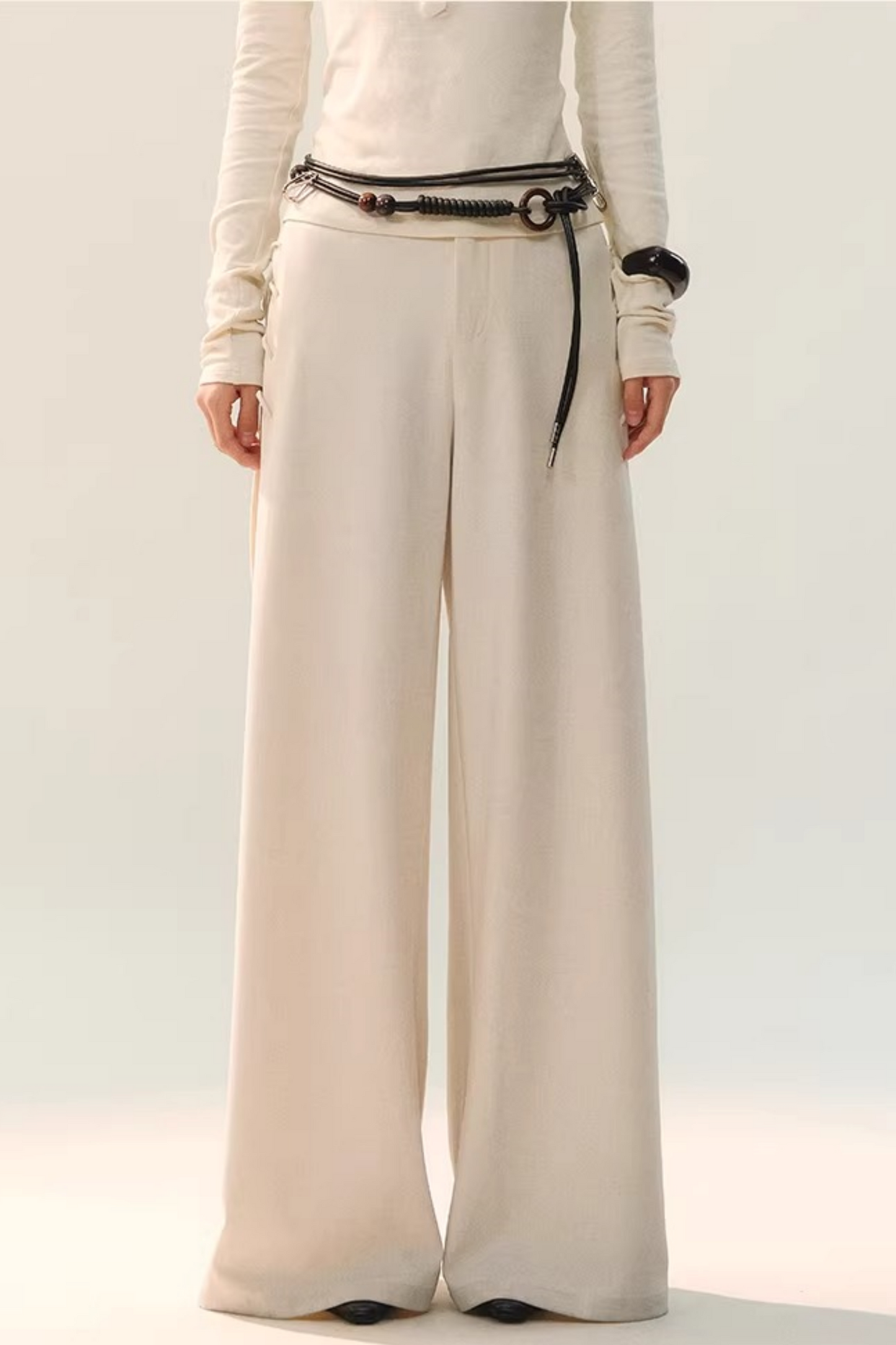 Pantalon large drapé à nouer sur le côté